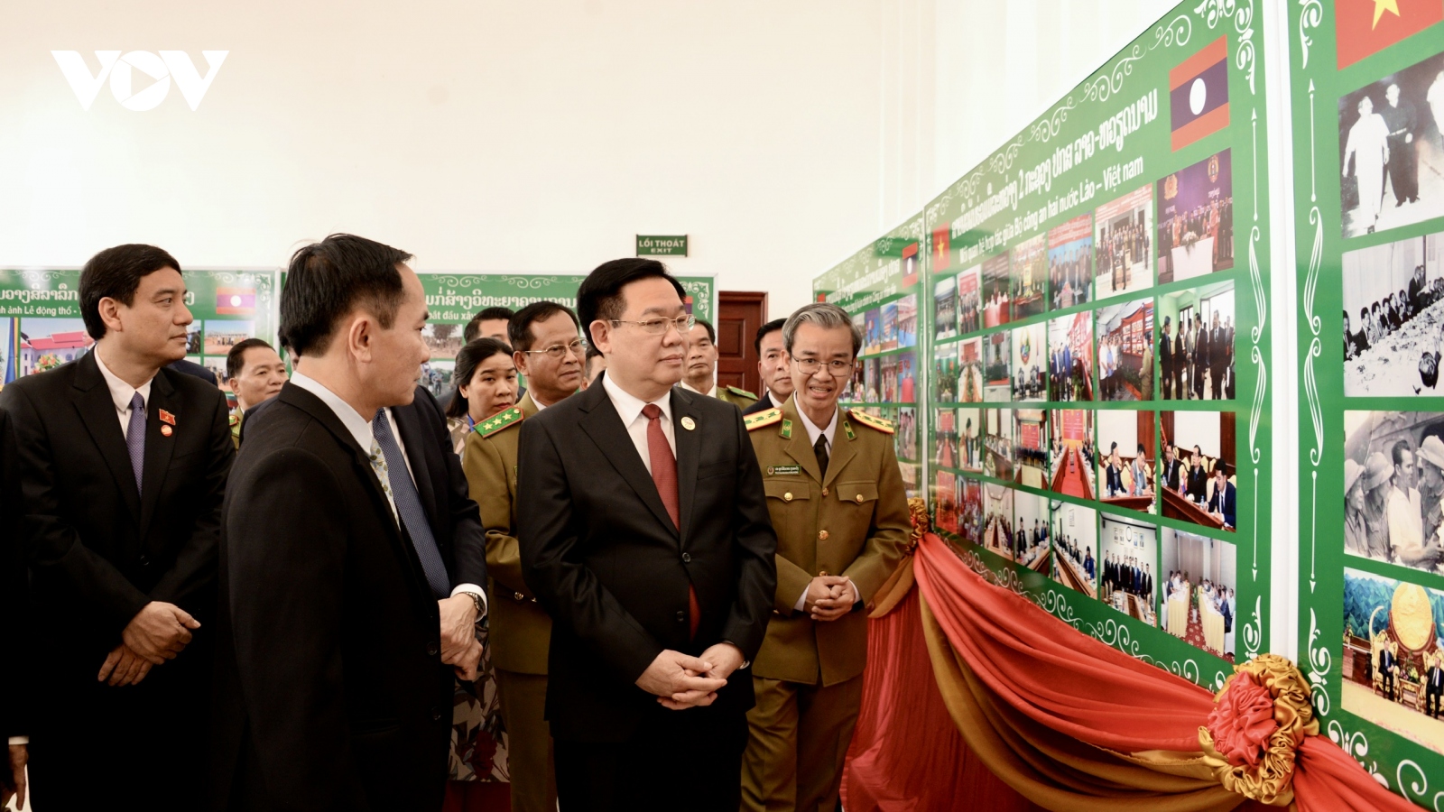 Chủ tịch Quốc hội Vương Đình Huệ thăm Học viện Chính trị Công an Lào