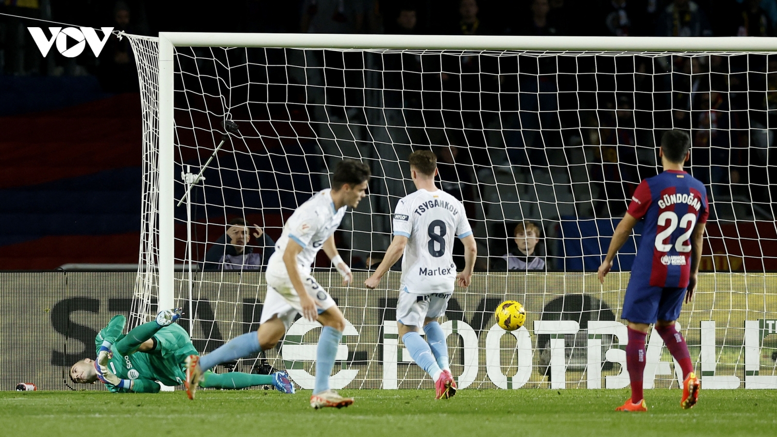 Thắng Barca sau màn rượt đuổi tỷ số, Girona vươn lên dẫn đầu La Liga