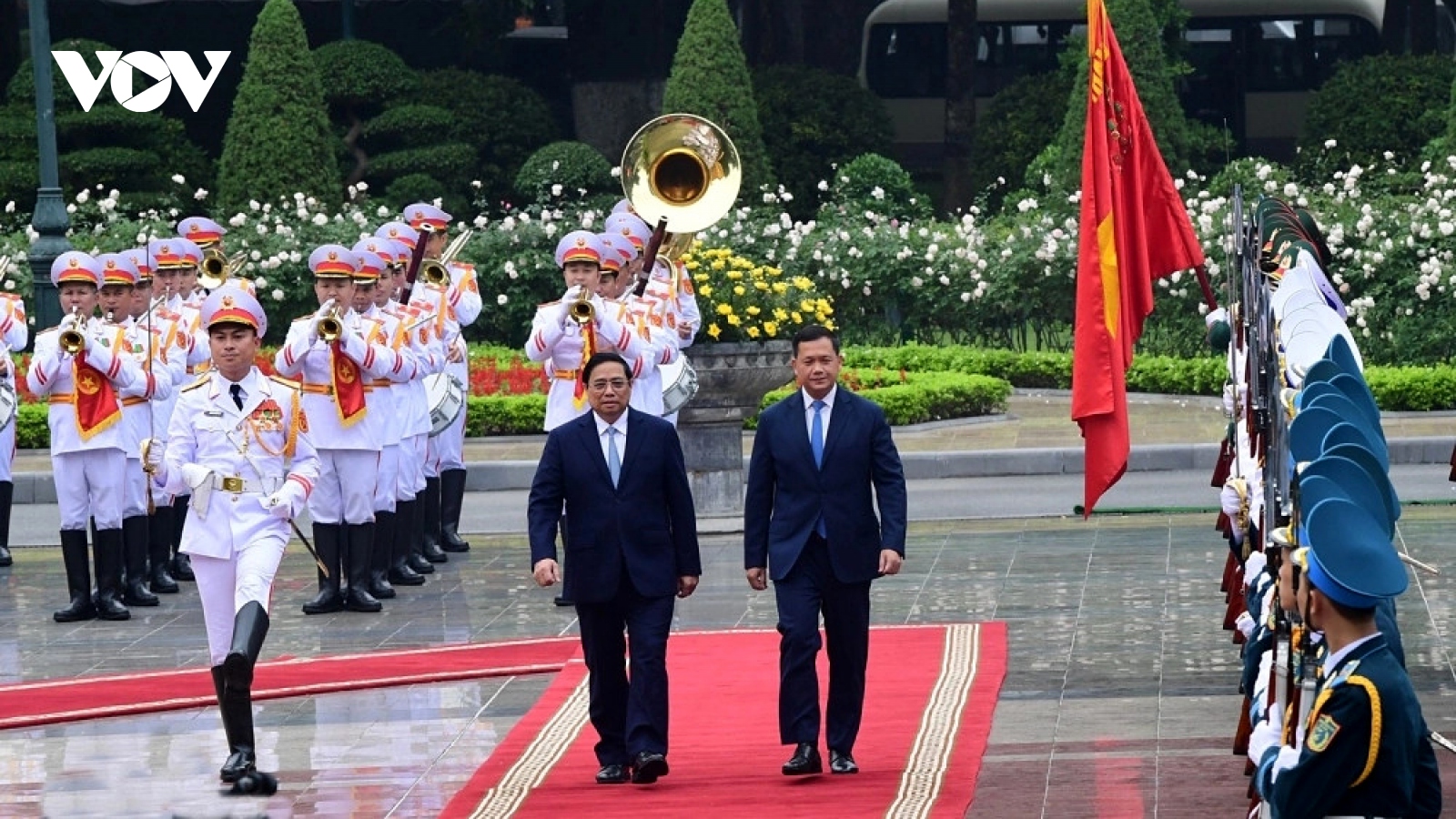 Cambodian PM Hun Manet warmly welcomed in Hanoi on his first Vietnam visit