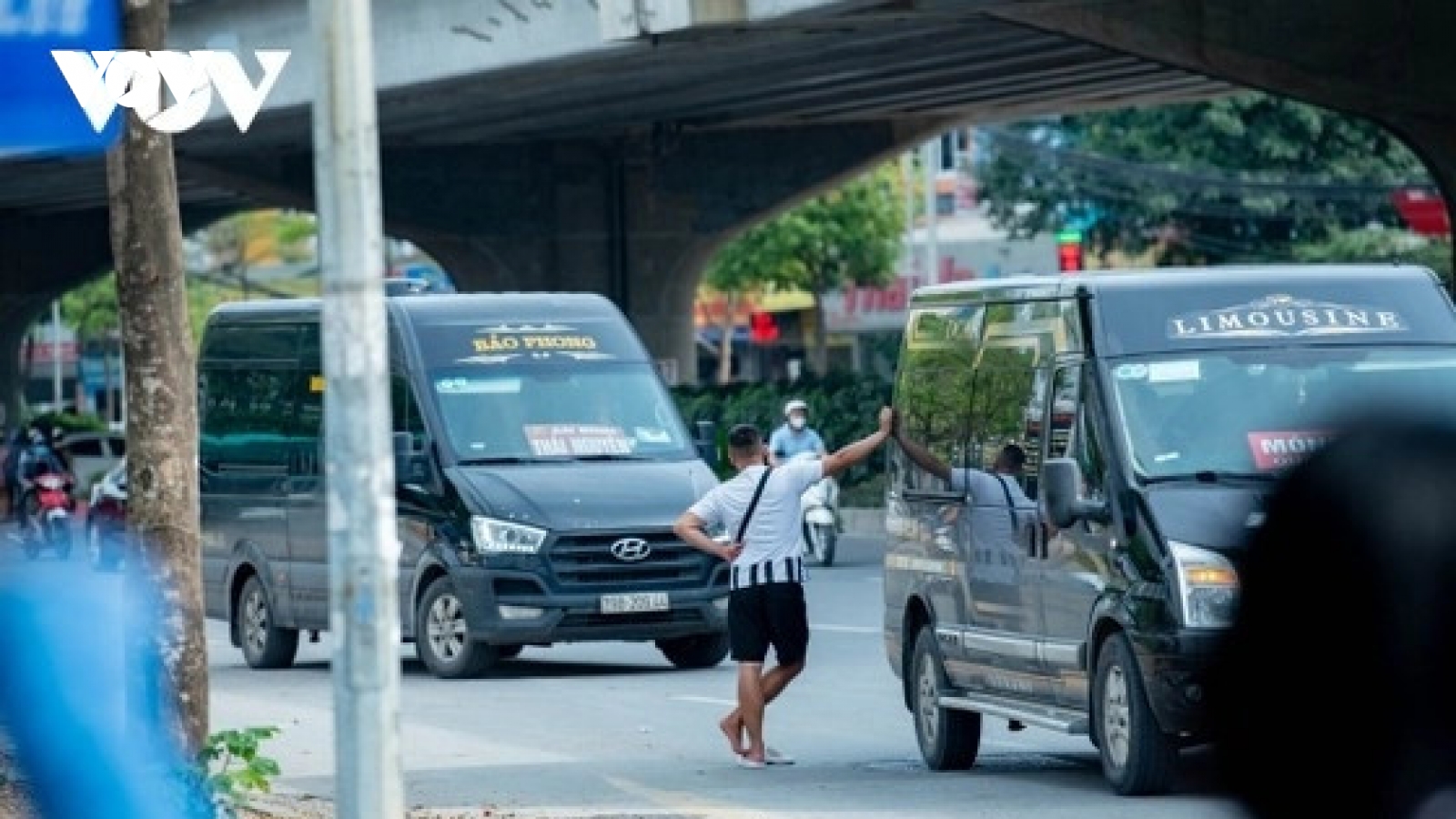 Tranh cãi xe hợp đồng đang “bóp chết” xe tuyến cố định
