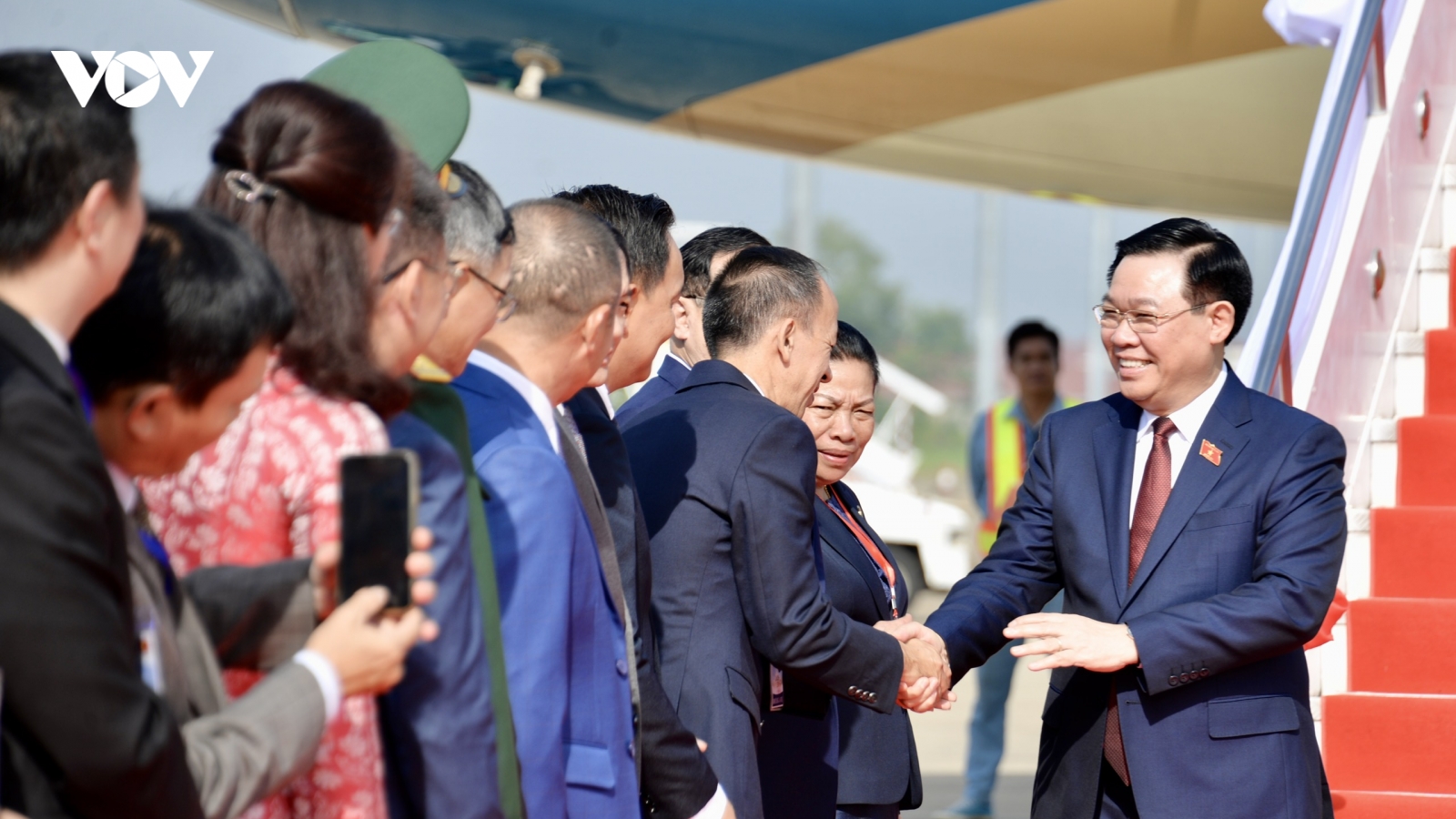 Chủ tịch Quốc hội đến Vientiane, bắt đầu dự Hội nghị Cấp cao CLV và thăm Lào