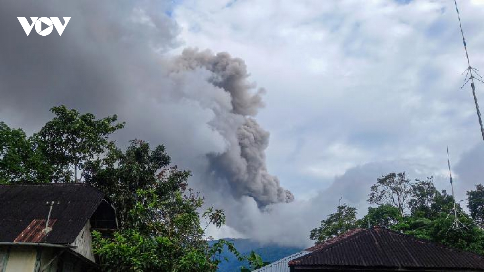 Núi lửa bất ngờ phun trào ở Indonesia khiến 11 người leo núi thiệt mạng