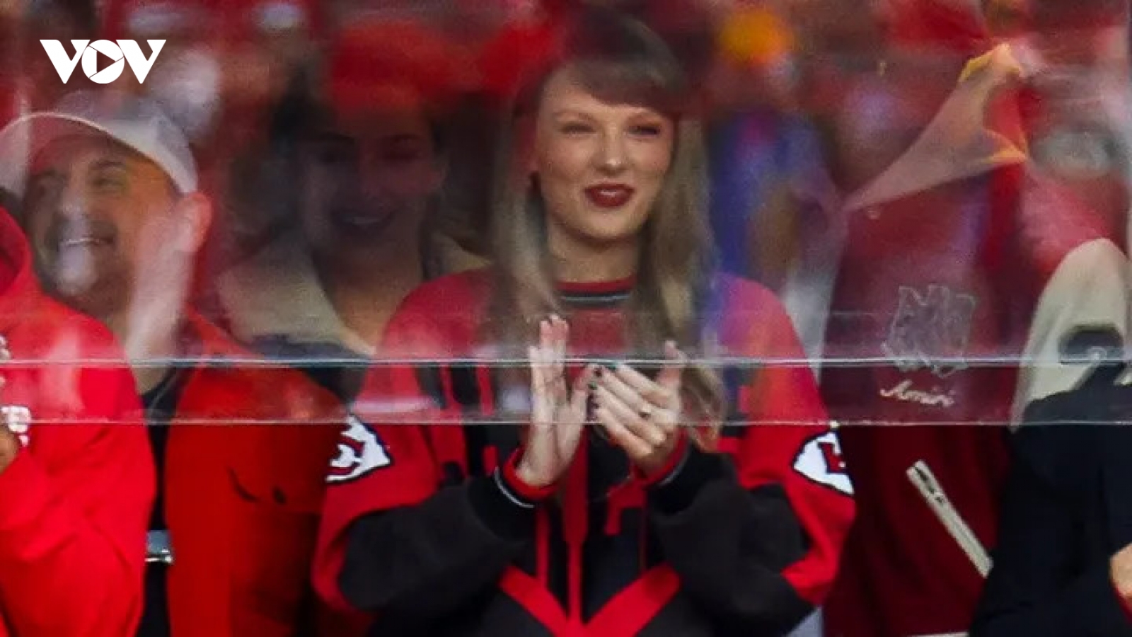 Taylor Swift cổ vũ cho bạn trai Travis Kelce chơi bóng