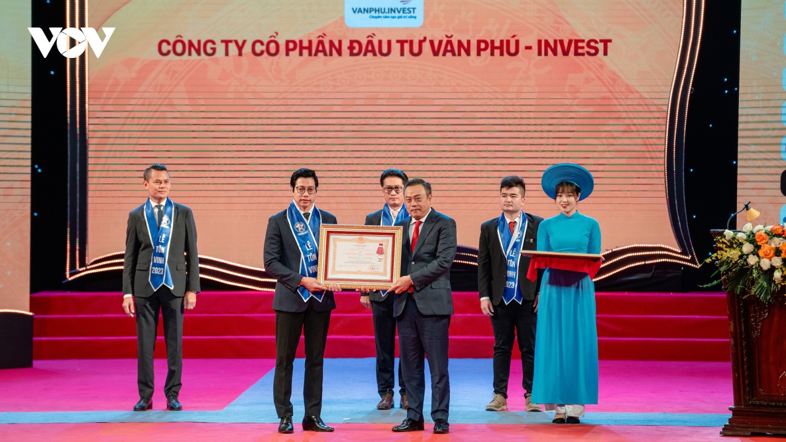 Văn Phú - Invest đón nhận Huân chương lao động hạng Ba