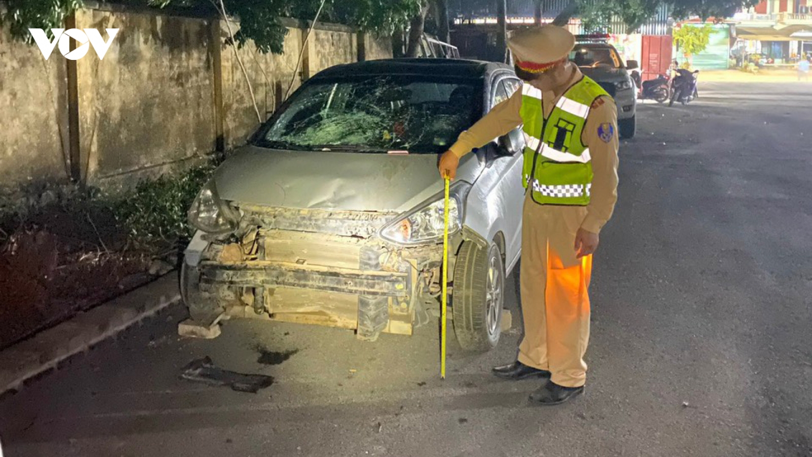 Tạm giữ tài xế vi phạm nồng độ cồn gây tai nạn làm 3 người bị thương rồi bỏ trốn