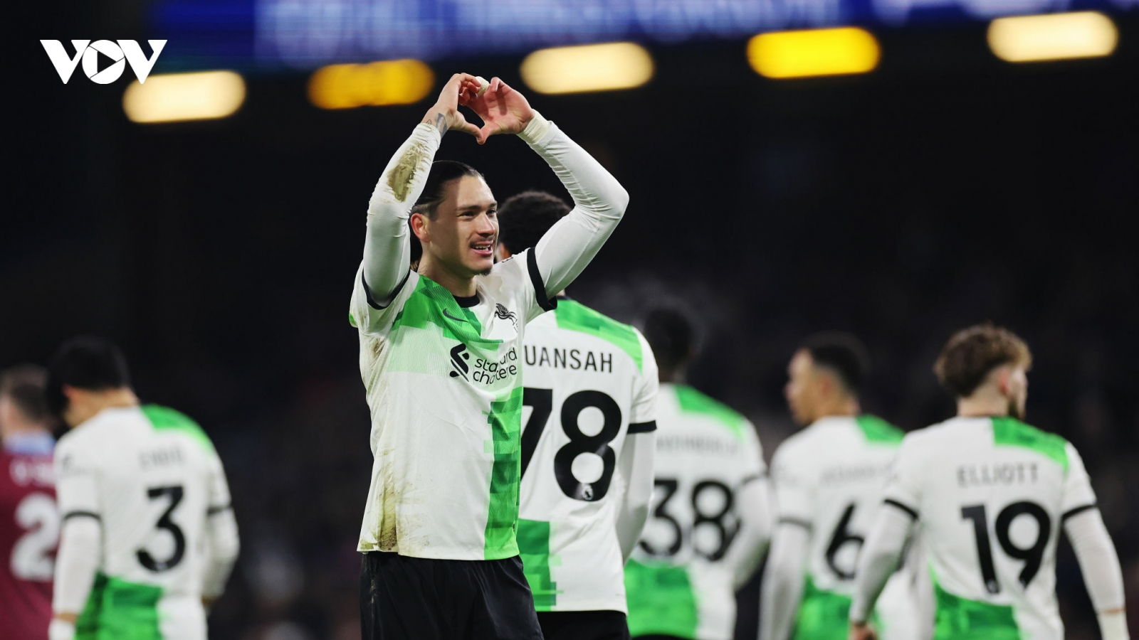 BXH Ngoại hạng Anh mới nhất: Liverpool soán ngôi Arsenal, Man City trở lại top 4