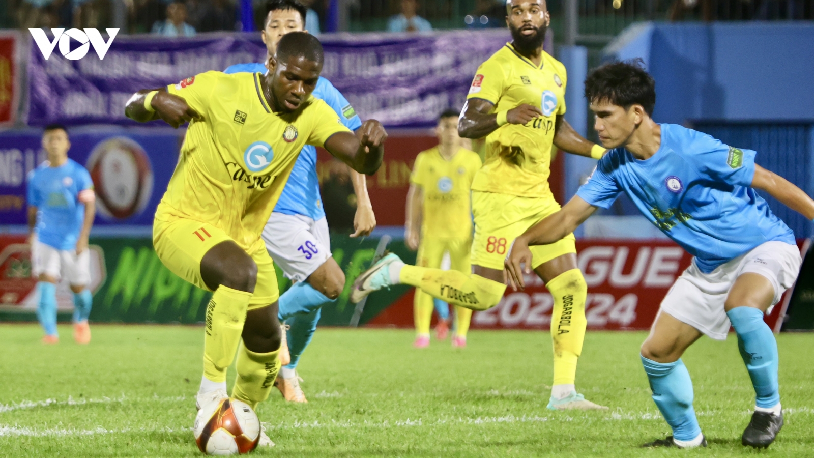 Bảng xếp hạng V-League mới nhất: CLB Thanh Hóa và TP.HCM thăng tiến mạnh mẽ