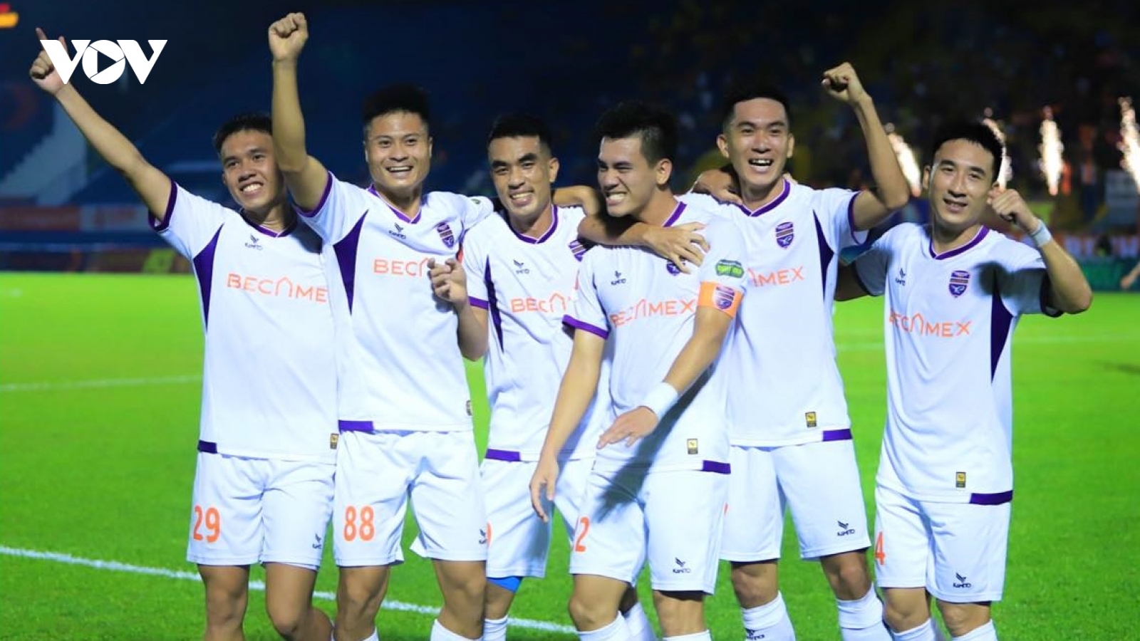 Bảng xếp hạng V-League mới nhất: Ngôi đầu đổi chủ, HAGL thoát đáy bảng
