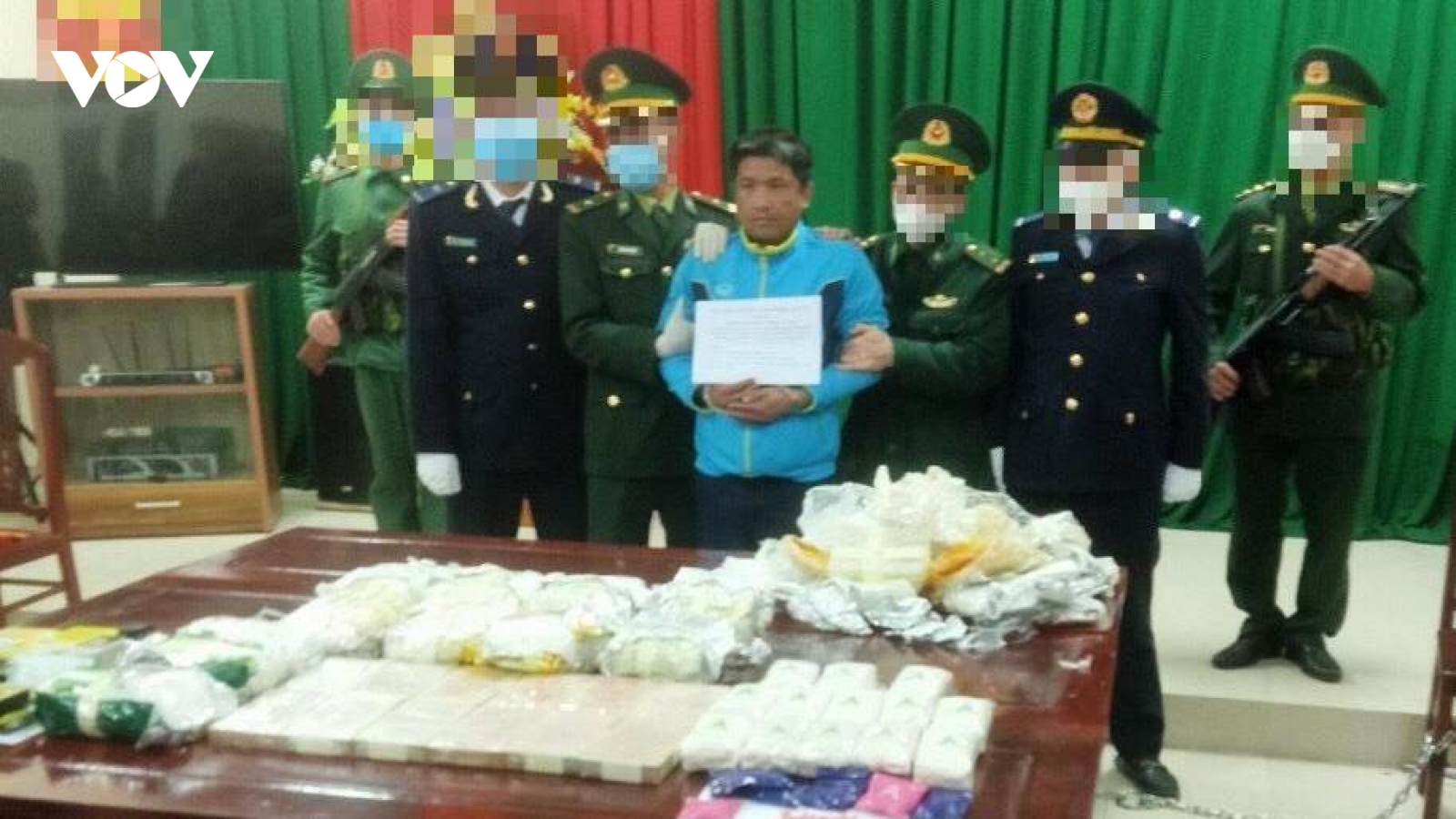 Bắt giữ đối tượng vận chuyển hơn 21kg ma túy tàng trữ thêm súng