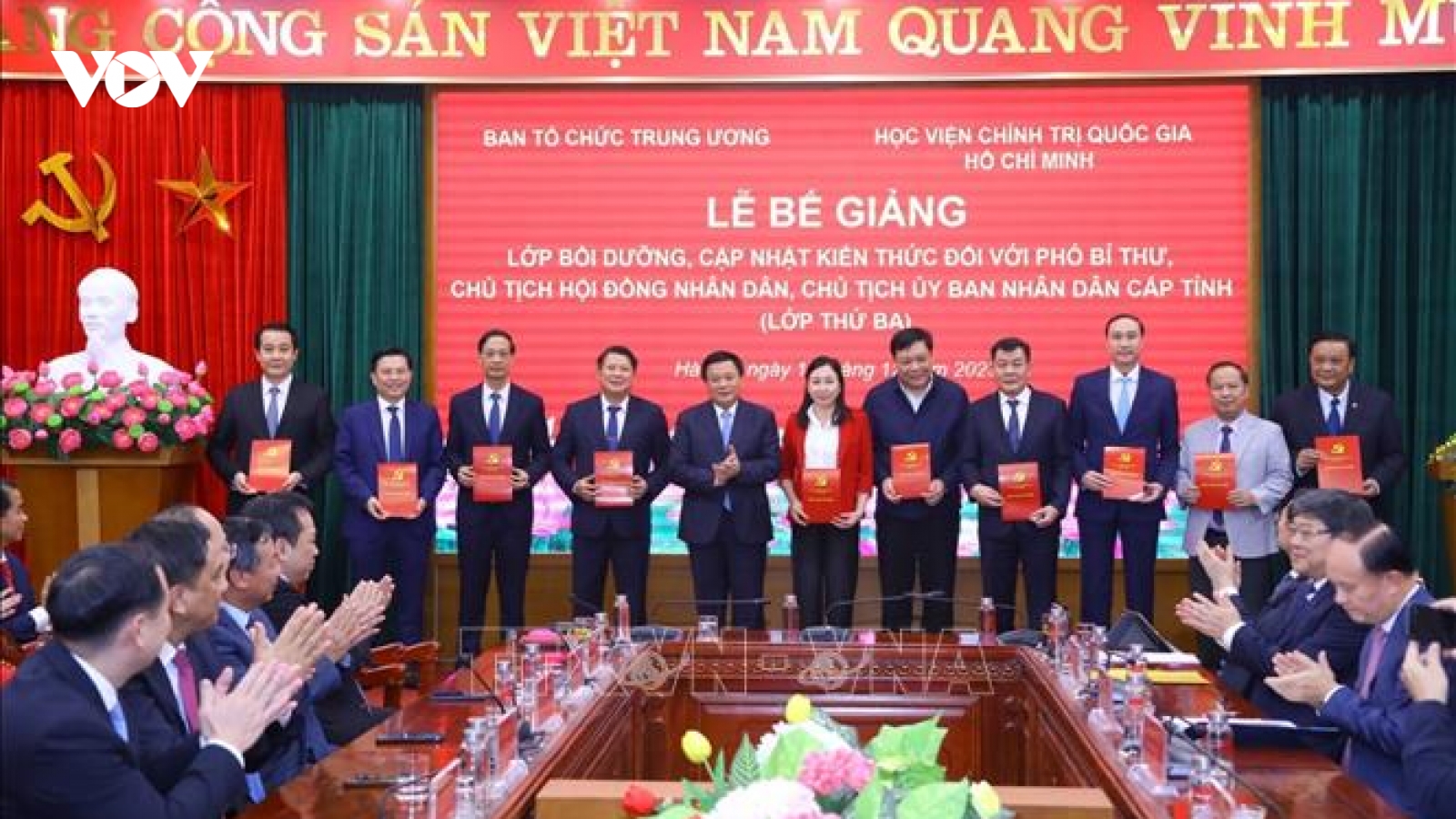 Bế giảng lớp bồi dưỡng, cập nhật kiến thức cho lãnh đạo các địa phương