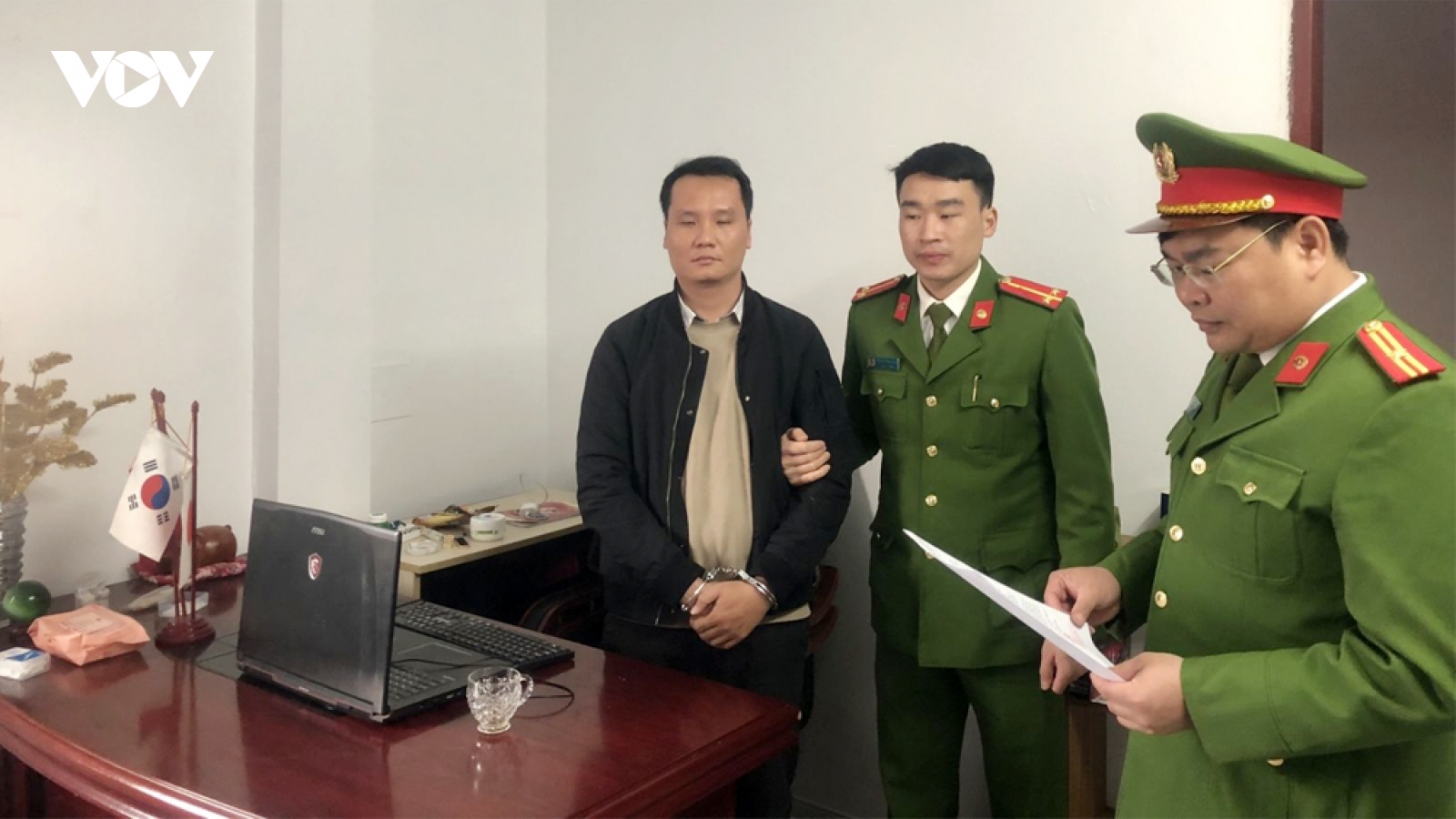 Khởi tố giám đốc công ty nhận tiền nhưng không làm thủ tục cho người đi du học