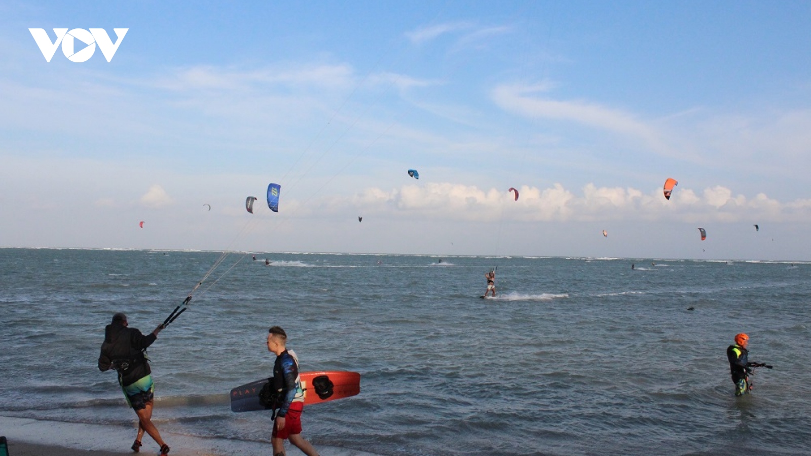 Lướt ván diều - sản phẩm du lịch đặc thù riêng của Ninh Thuận
