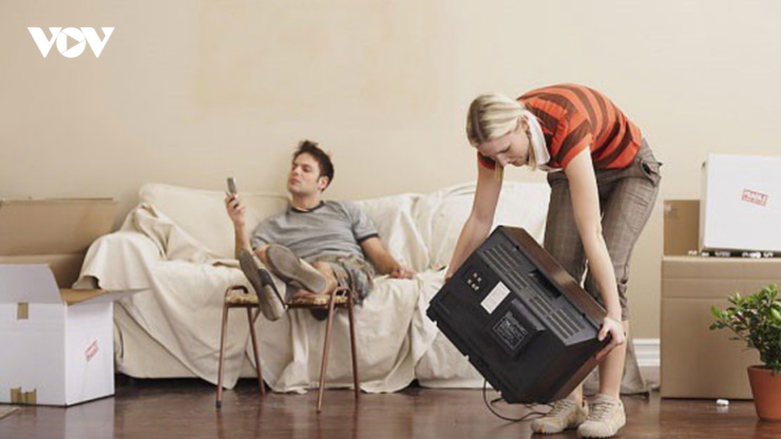 Vợ khổ sở vì chồng không đóng góp nuôi con