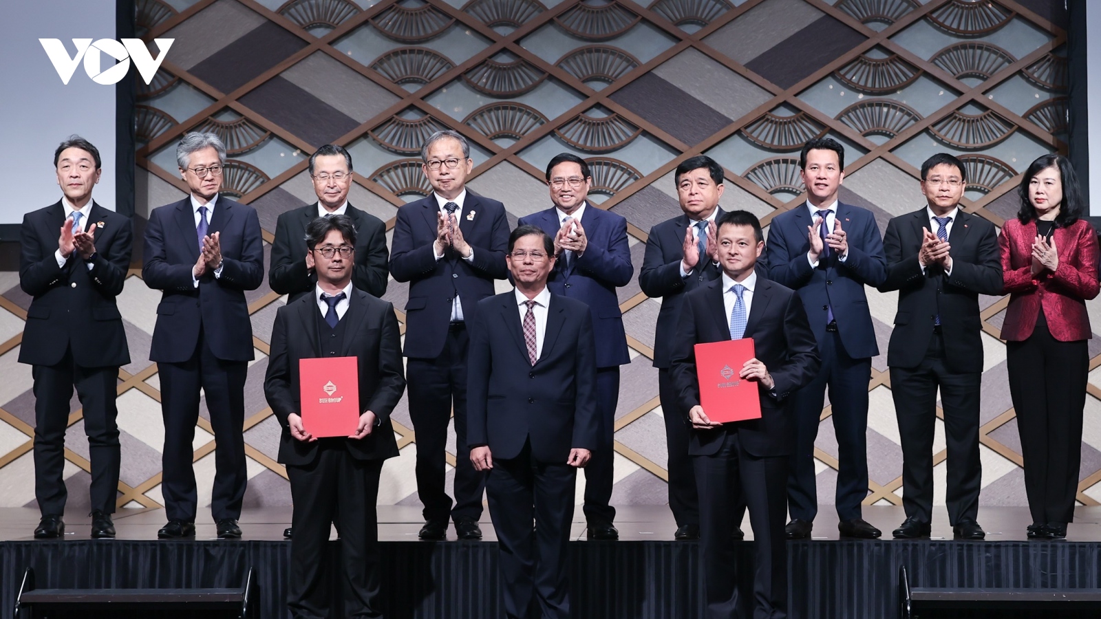 Thủ tướng chứng kiến lễ trao 30 thỏa thuận hợp tác giữa Việt Nam và Nhật Bản