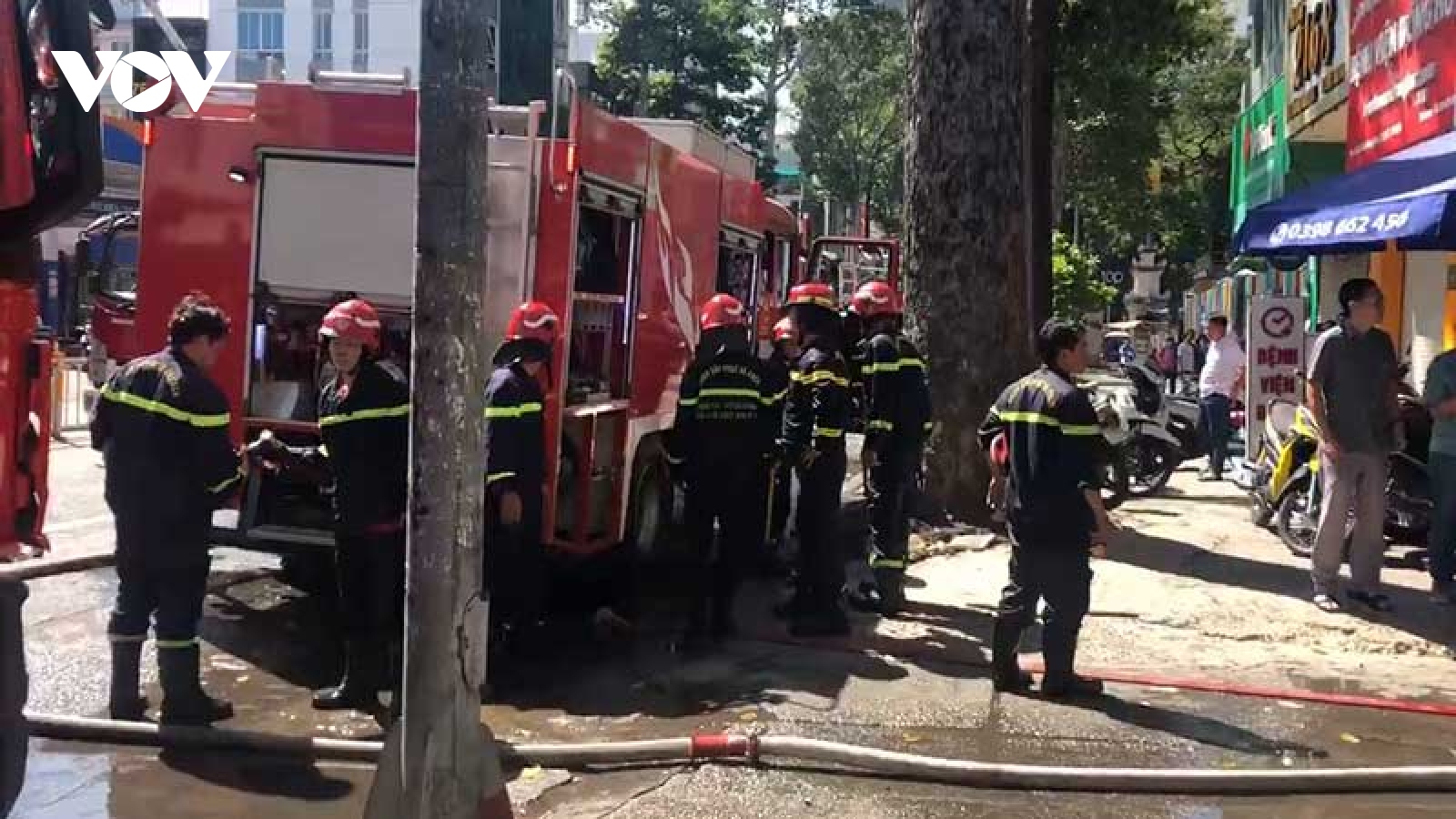 Cảnh sát cứu 12 người thoát khỏi căn nhà 3 tầng bốc cháy ở TP.HCM