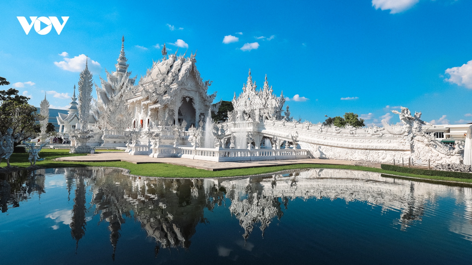 Ngôi chùa trắng nổi tiếng Thái Lan nằm tại điểm du lịch nào?