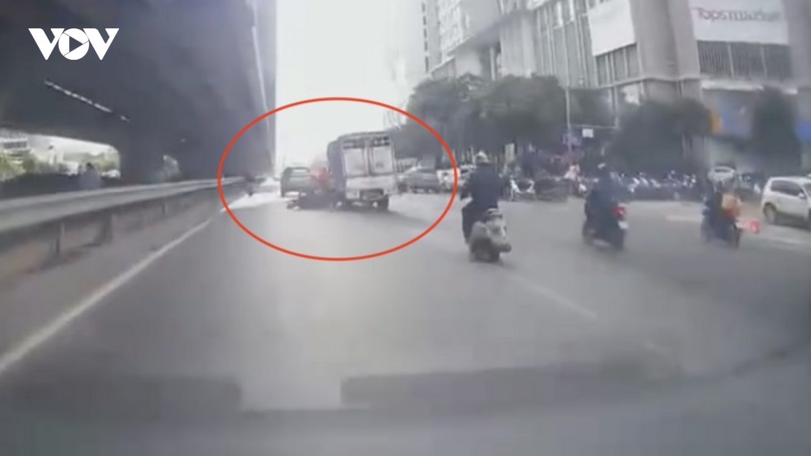 Truy tìm tài xế ô tô tải cố tình tông ngã xe máy trên phố Hà Nội rồi bỏ chạy