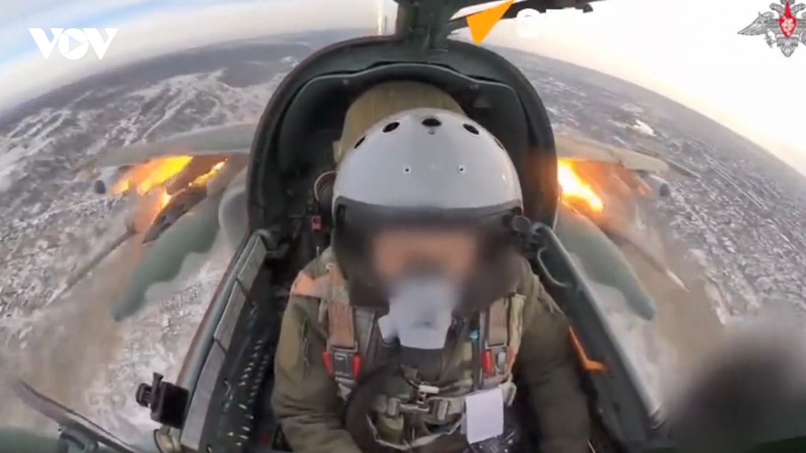 Cường kích Nga Su-25 bay sát mặt đất và nã rocket dồn dập vào vị trí Ukraine