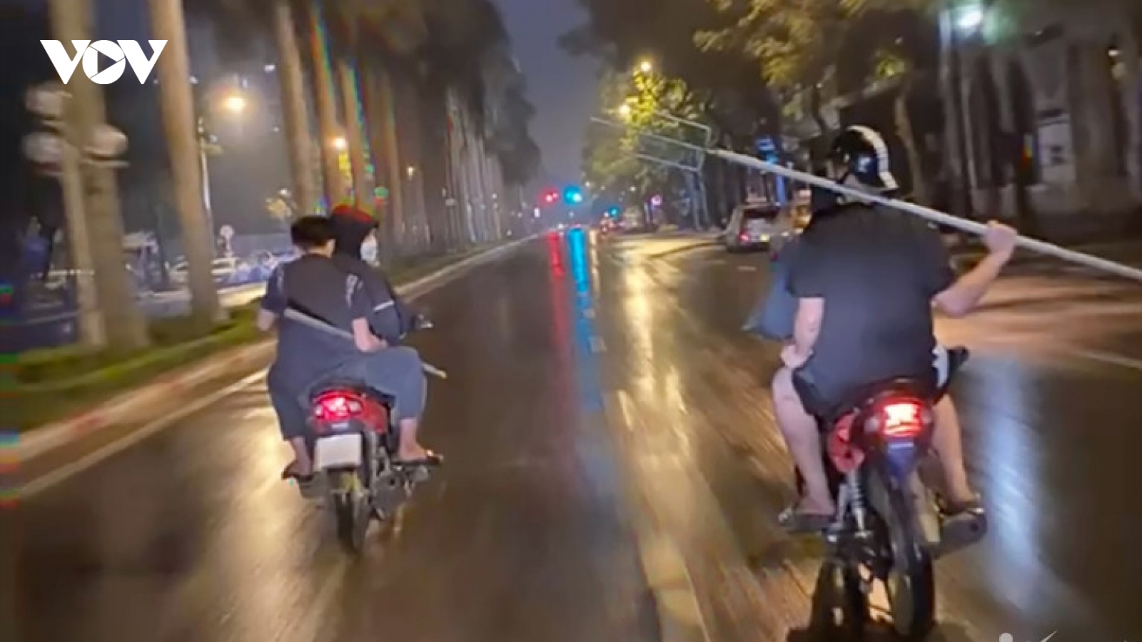 Đang chờ xét xử vì gây rối trật tự, nam thiếu niên tiếp tục mang kiếm diễu phố