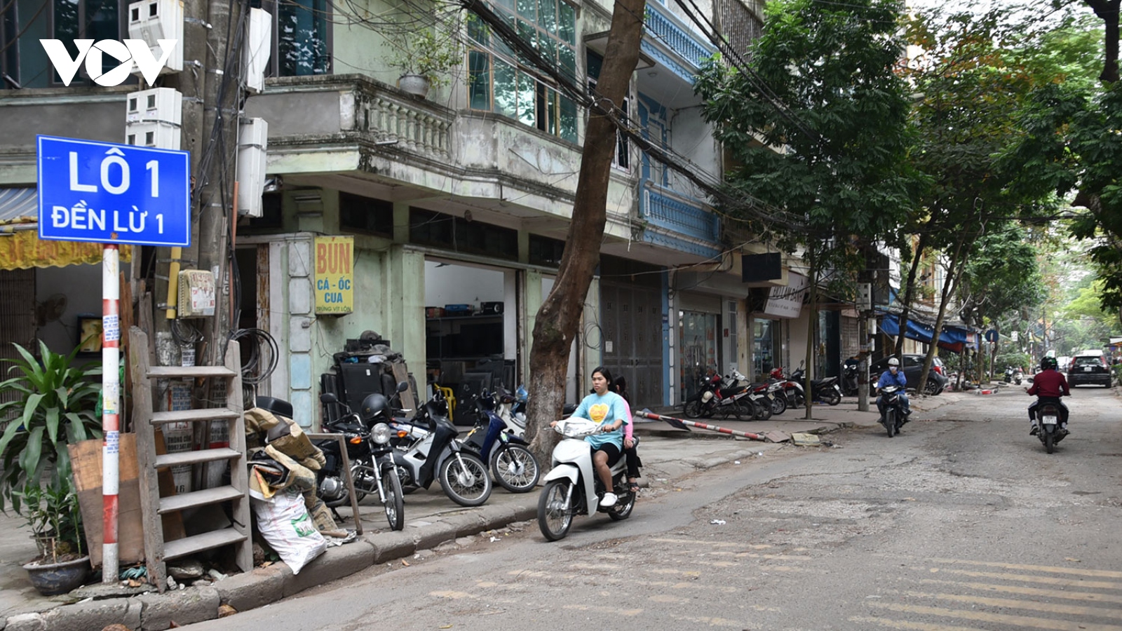 Đường trong Khu đô thị Đền Lừ xuống cấp hư hỏng, người dân mong sớm cải tạo