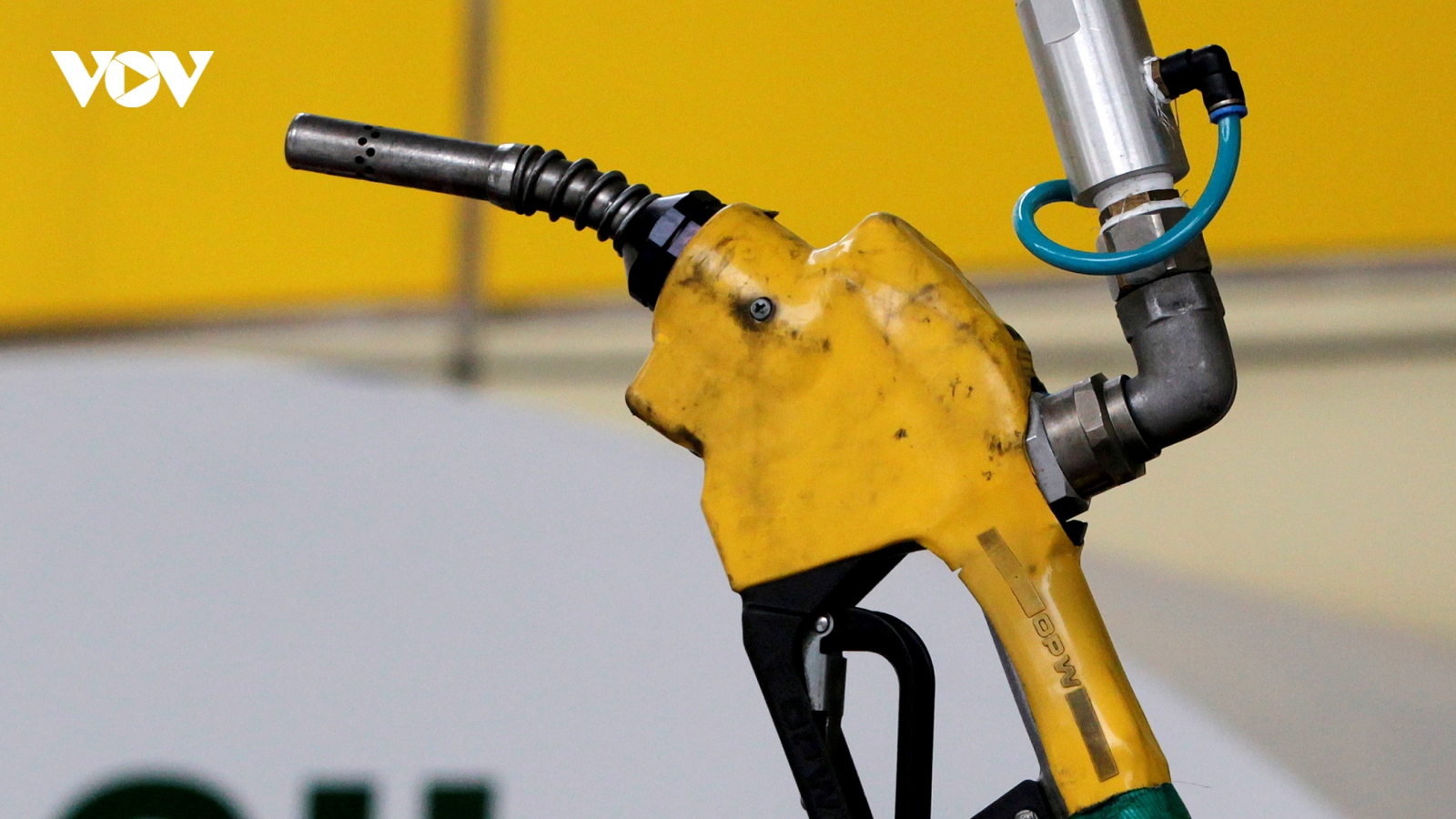 Giá dầu giảm mạnh bất chấp thỏa thuận hạ sản lượng của OPEC+