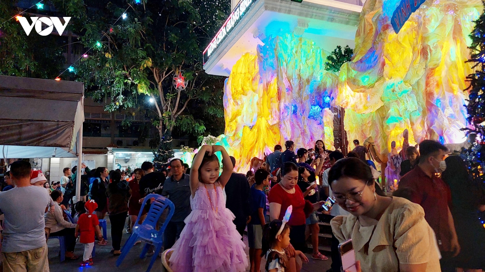 TP.HCM đông vui, rực rỡ trong đêm Giáng sinh