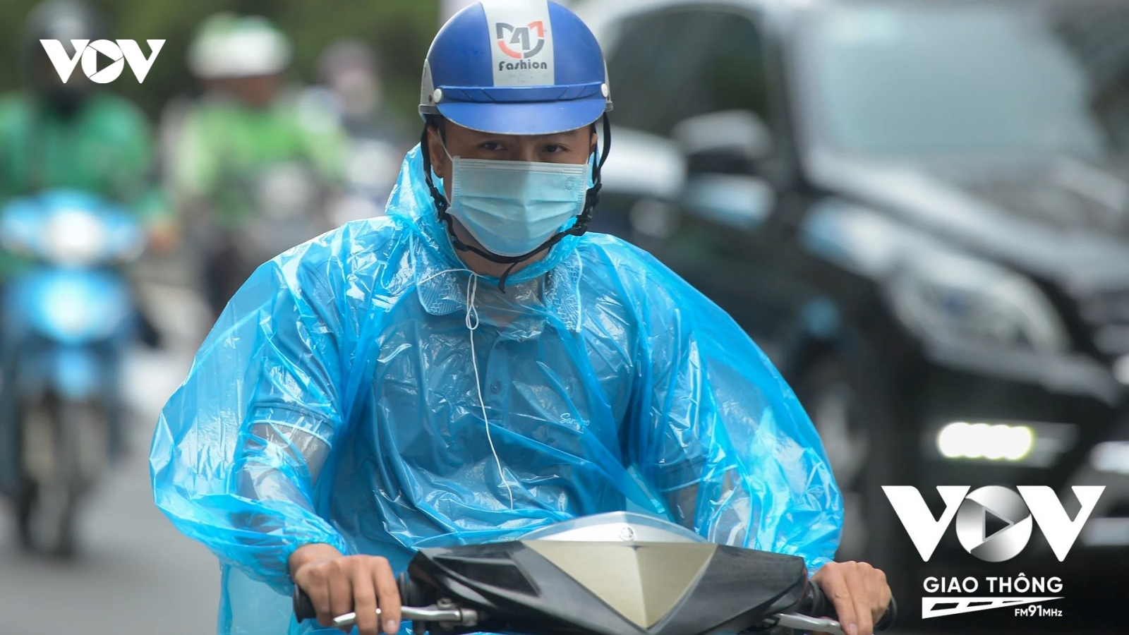 Hà Nội giảm nhiệt sâu, người dân trùm áo mưa tránh rét