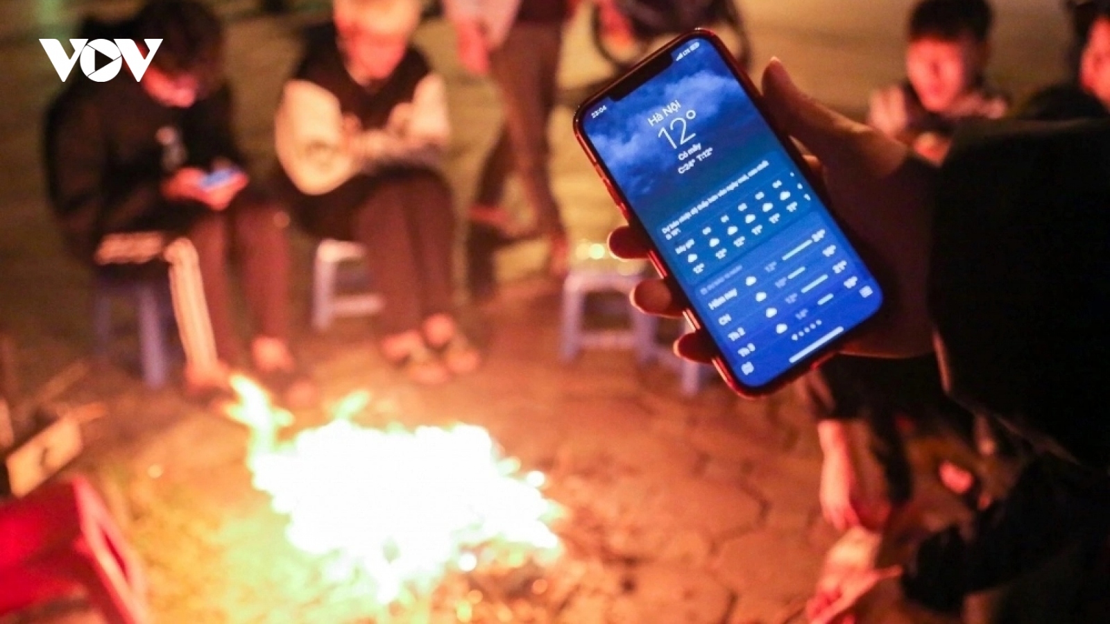 Người lao động mưu sinh trong đêm giá lạnh 13 độ C ở Hà Nội