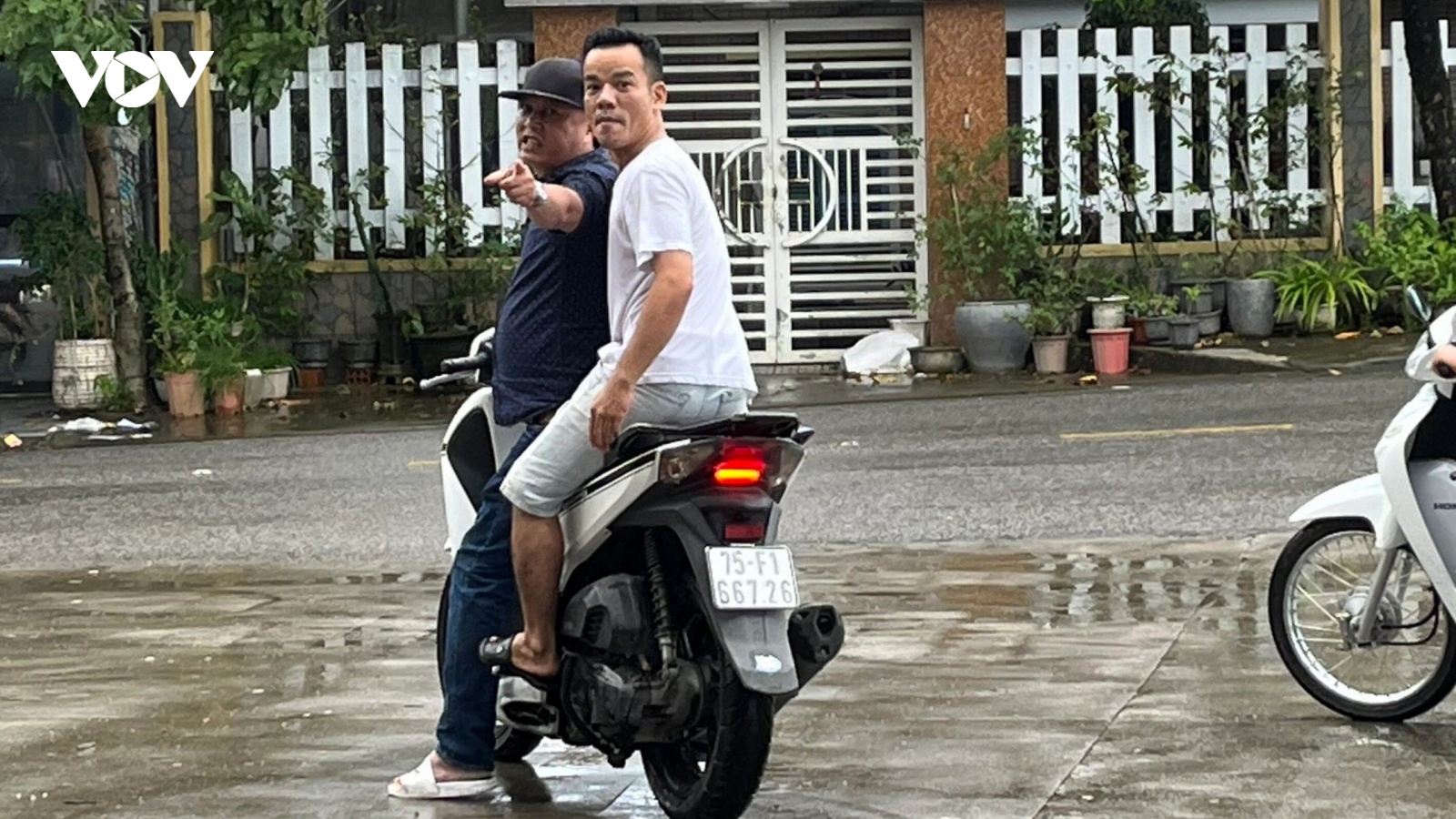 Nóng 24: Hai gã côn đồ manh động dùng vỏ chai bia đánh nhân viên cây xăng