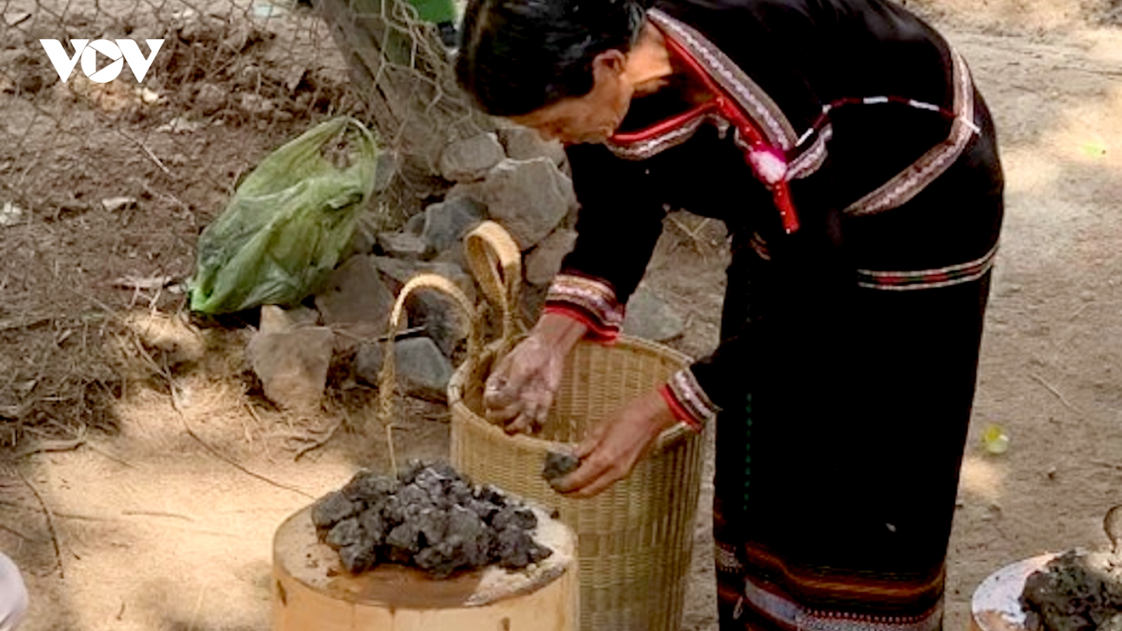 Lưu giữ nghề gốm truyền thống của người Êđê, Mnông ở lưu vực sông Sêrêpôk