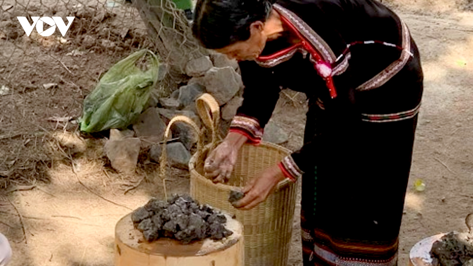 Lưu giữ nghề gốm truyền thống của người Êđê, Mnông ở lưu vực sông Sêrêpôk