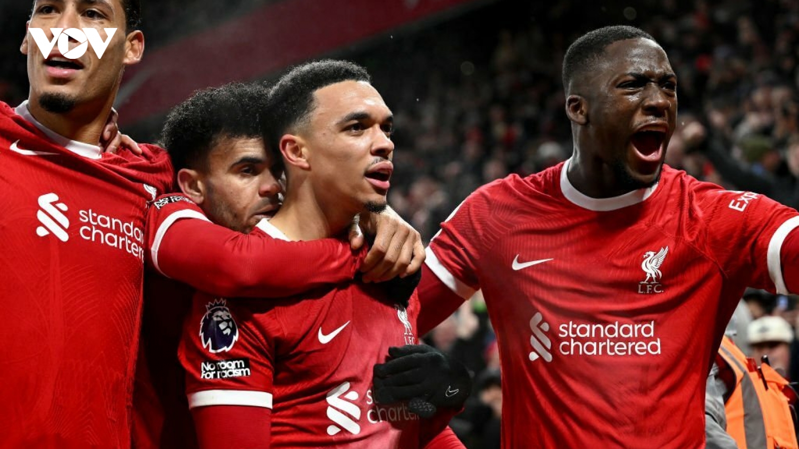 Kết quả Ngoại hạng Anh: Liverpool lội ngược dòng trong cơn mưa siêu phẩm