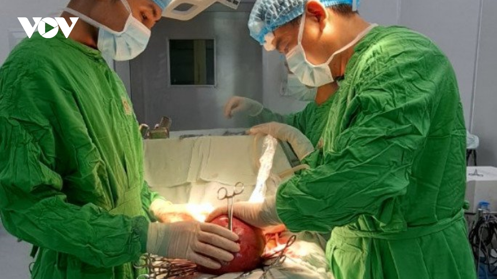 Quân y viện 120 phẫu thuật lấy khối u nặng 6,2 kg cho bệnh nhân