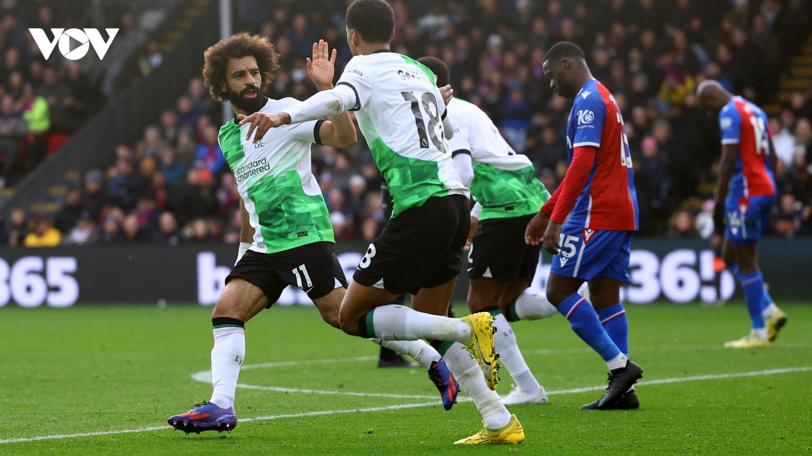Kết quả Ngoại hạng Anh 9/12: Salah "giải cứu", Liverpool tạm dẫn đầu
