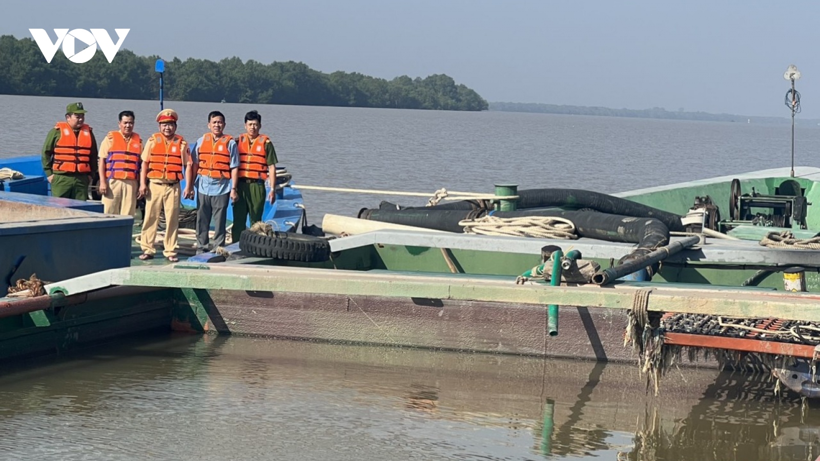 Bắt giữ 22 đối tượng “cát tặc” hoạt động vùng giáp ranh Tiền Giang, Bến Tre