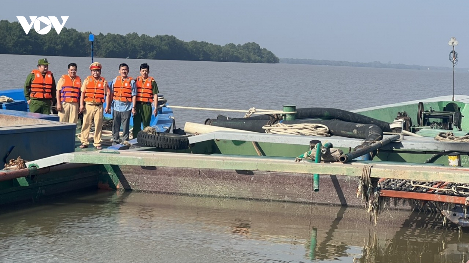 Bắt giữ 22 đối tượng “cát tặc” hoạt động vùng giáp ranh Tiền Giang, Bến Tre