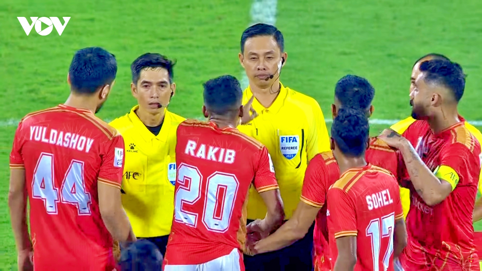 Trọng tài Ngô Duy Lân bị “bao vây” khi làm nhiệm vụ ở AFC Cup