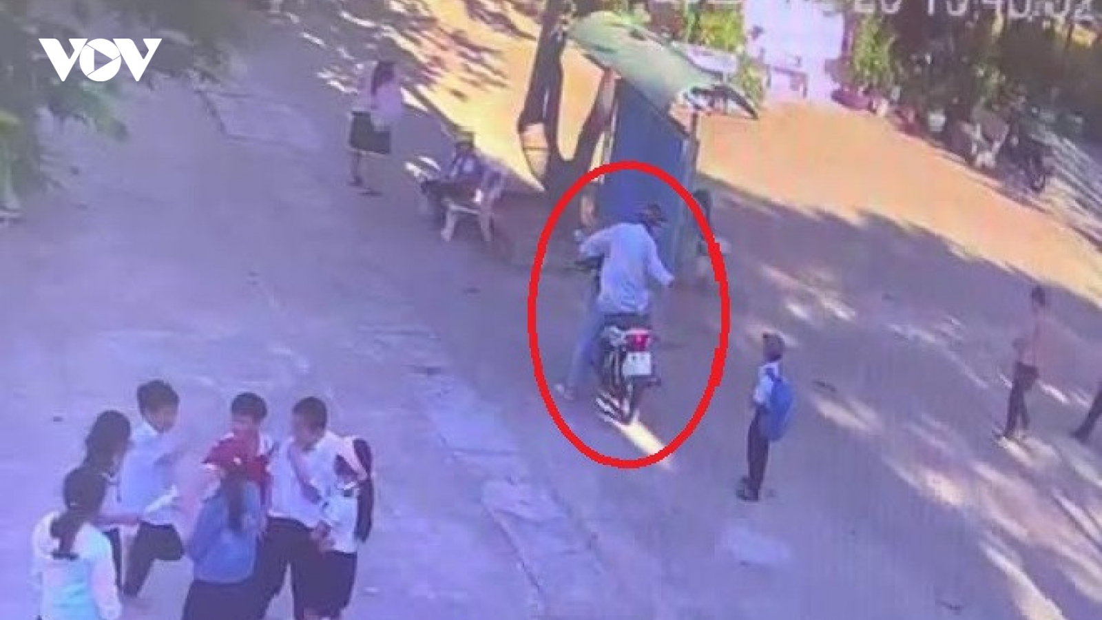 Công an điều tra vụ bé trai lớp 1 bị người lạ đưa lên xe chở đi