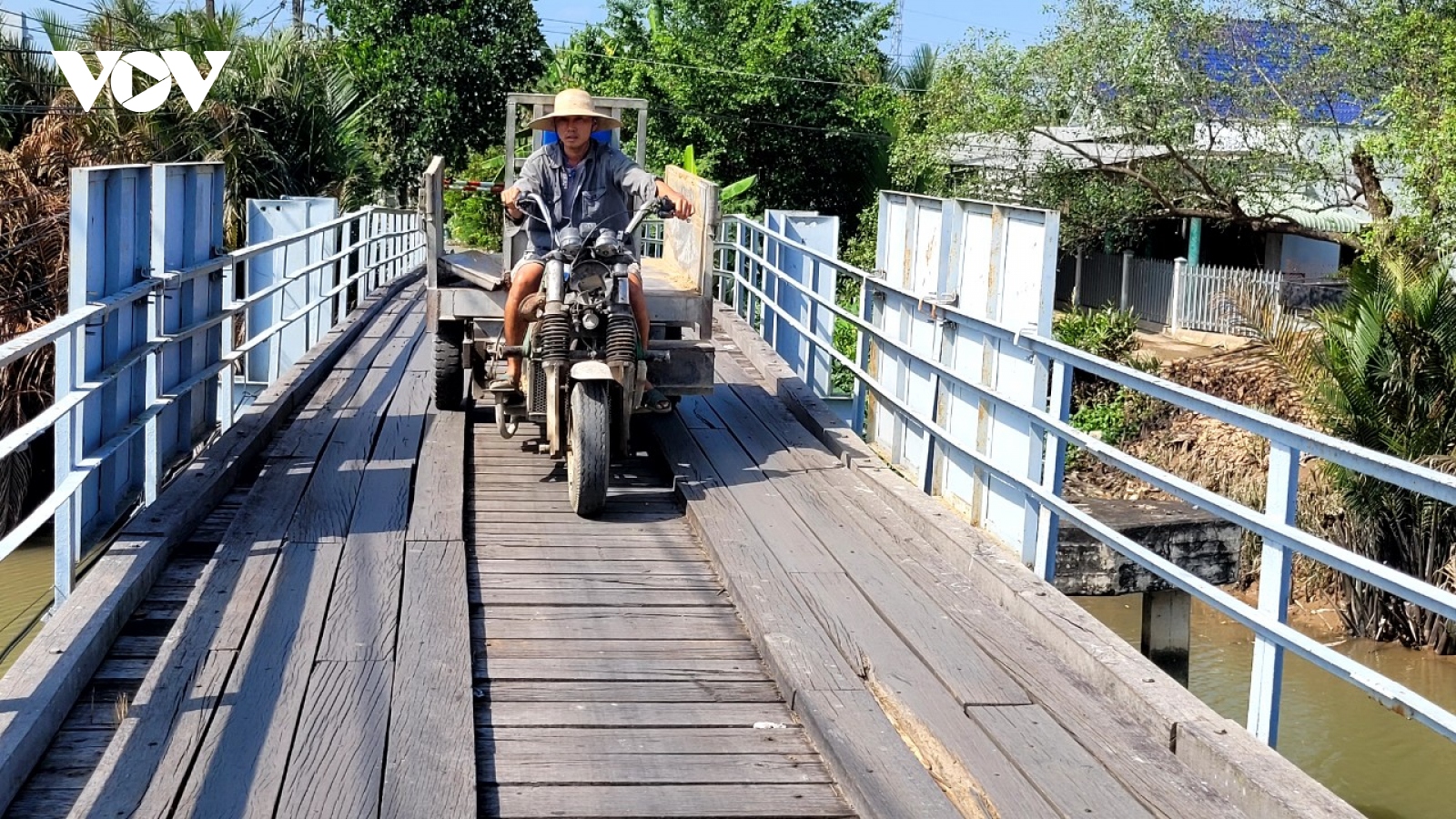 Nhiều trường hợp dân té ngã vì cây cầu lâu năm kém an toàn ở Tiền Giang