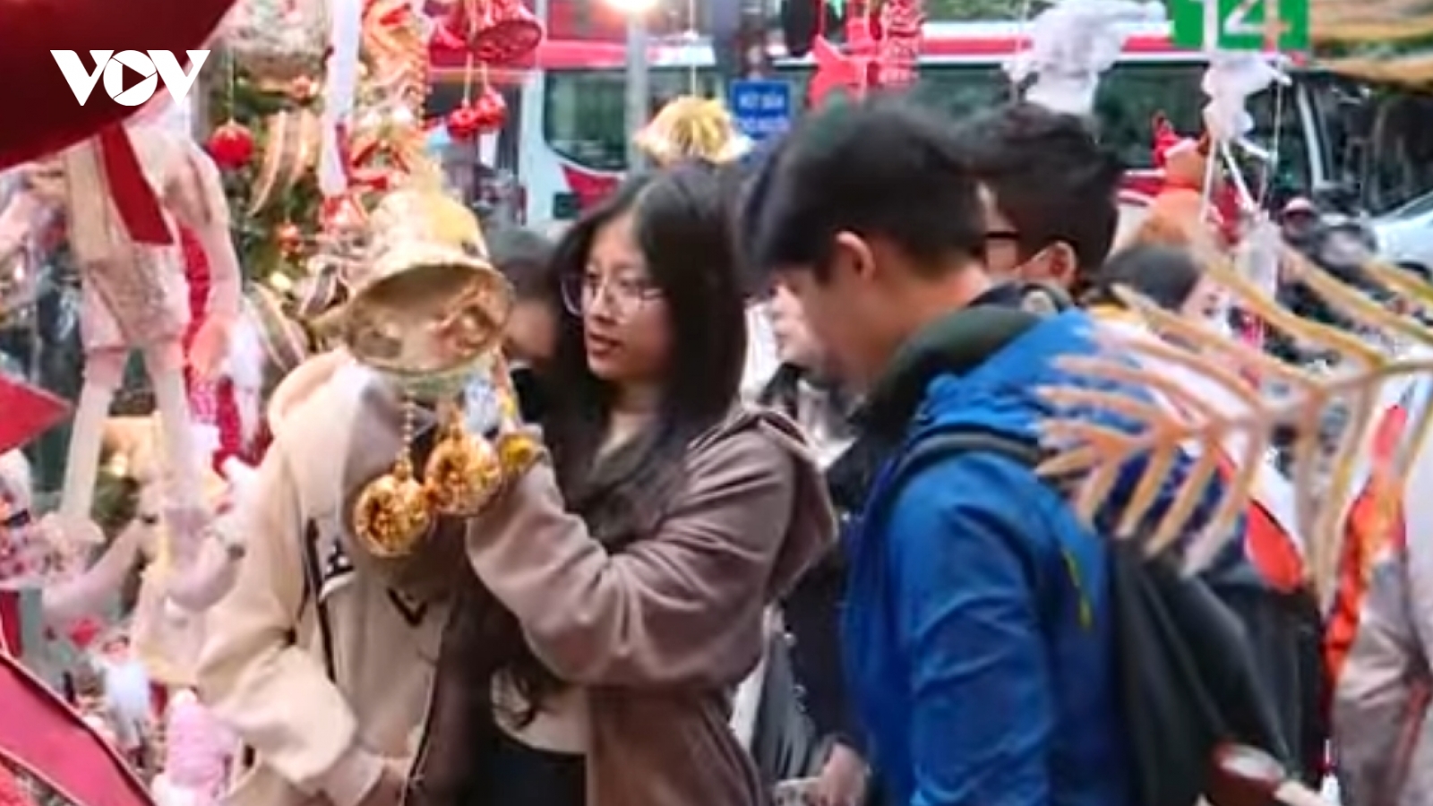 Đường phố Hà Nội nhộn nhịp không khí Noel