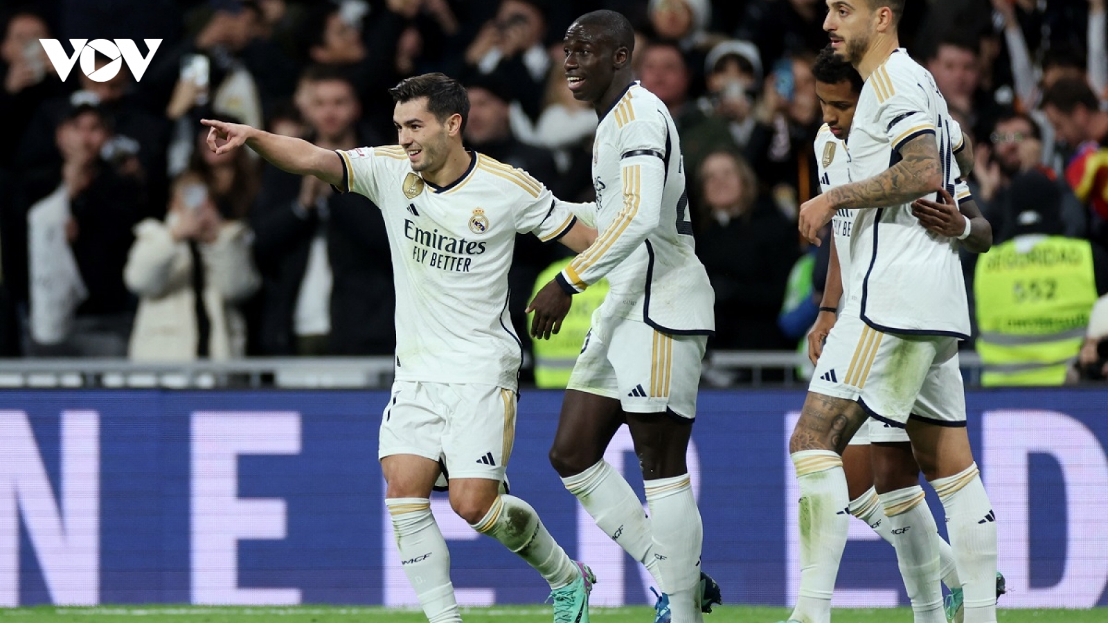 Real Madrid trở lại ngôi đầu La Liga sau chiến thắng dễ dàng