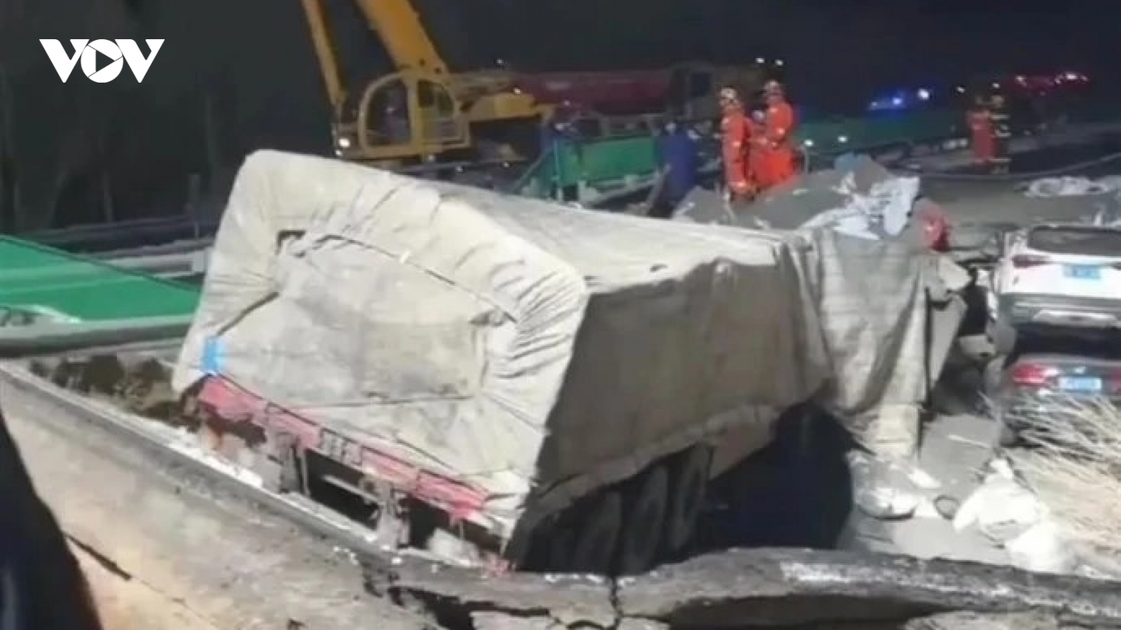 Sập đường cao tốc ở Trung Quốc, nhiều người thương vong