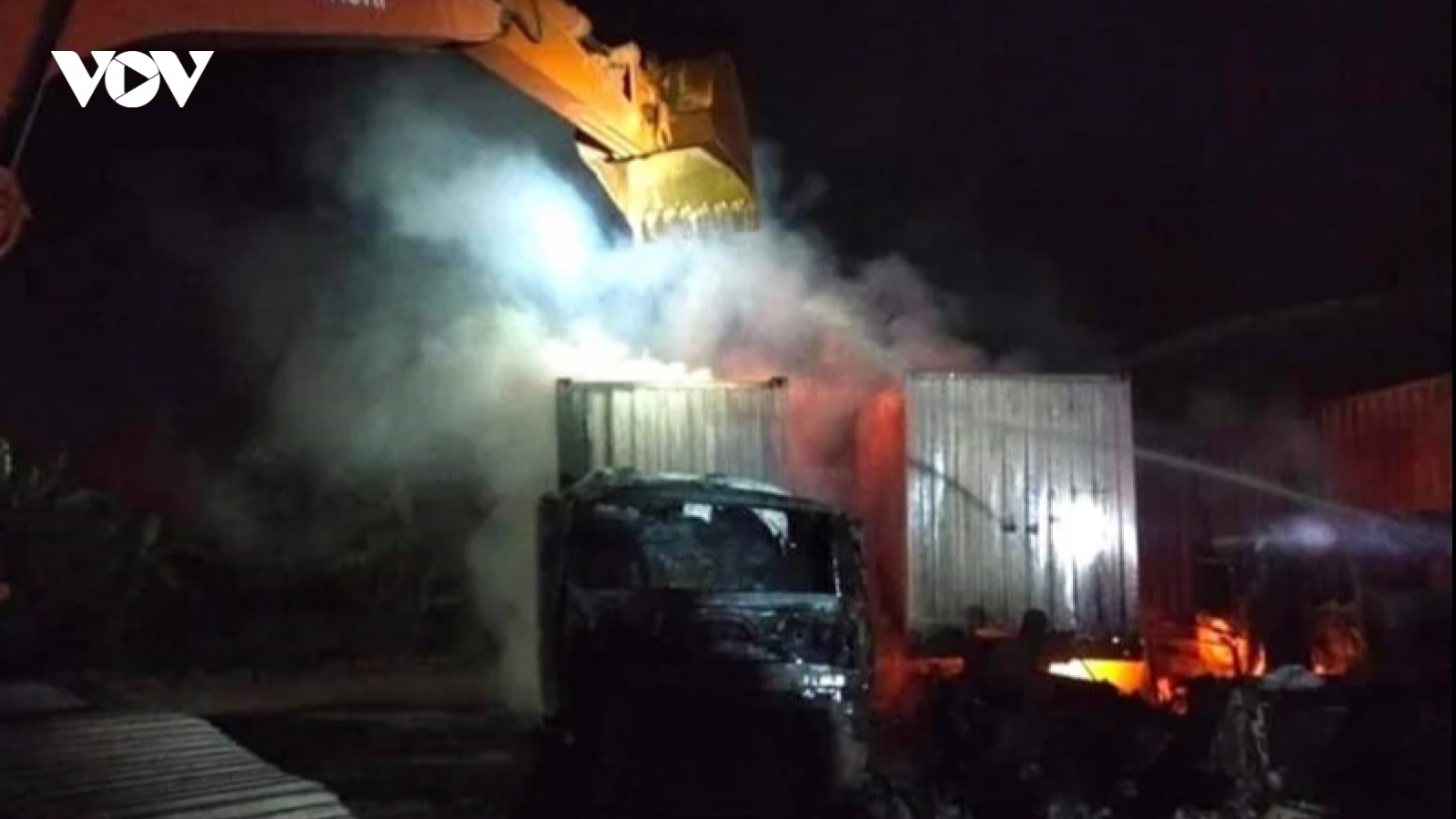 Hỏa hoạn thiêu rụi 4 xe container ở Hải Phòng