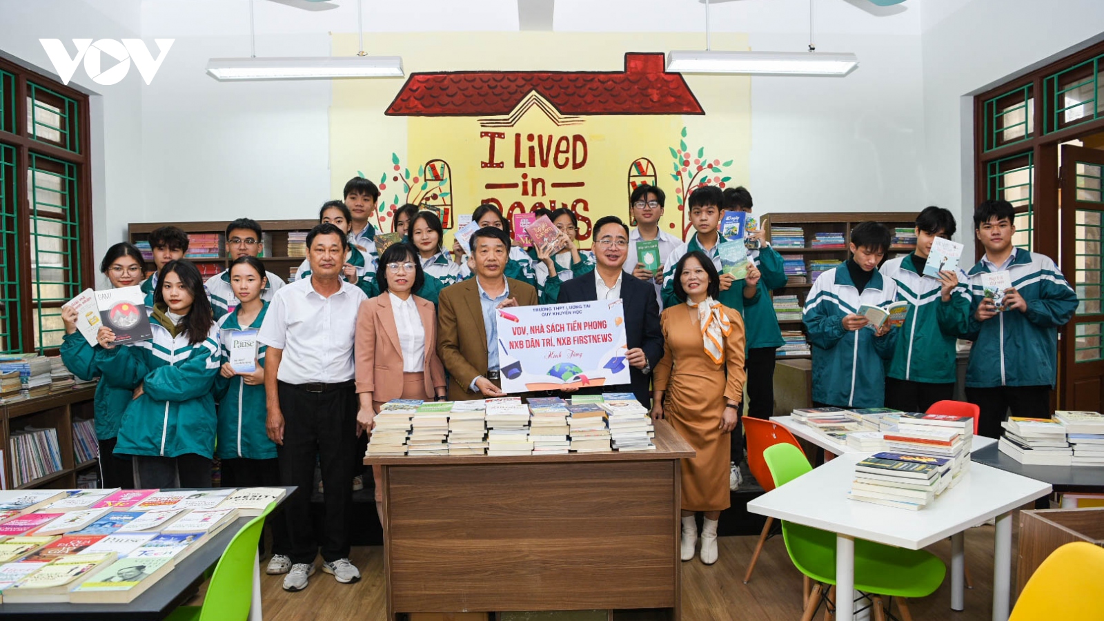 VOV cùng các nhà hảo tâm tặng sách cho 2 trường học tại Bắc Ninh