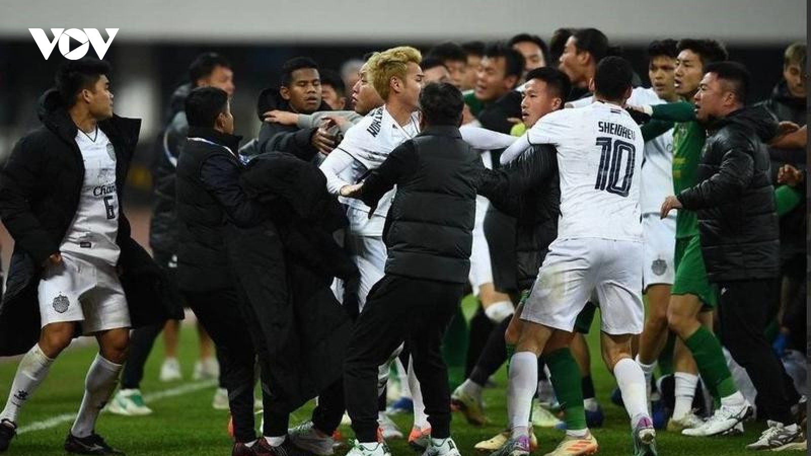 AFC ra án phạt vụ 2 đội bóng Trung Quốc và Thái Lan ẩu đả tại Cúp C1 châu Á