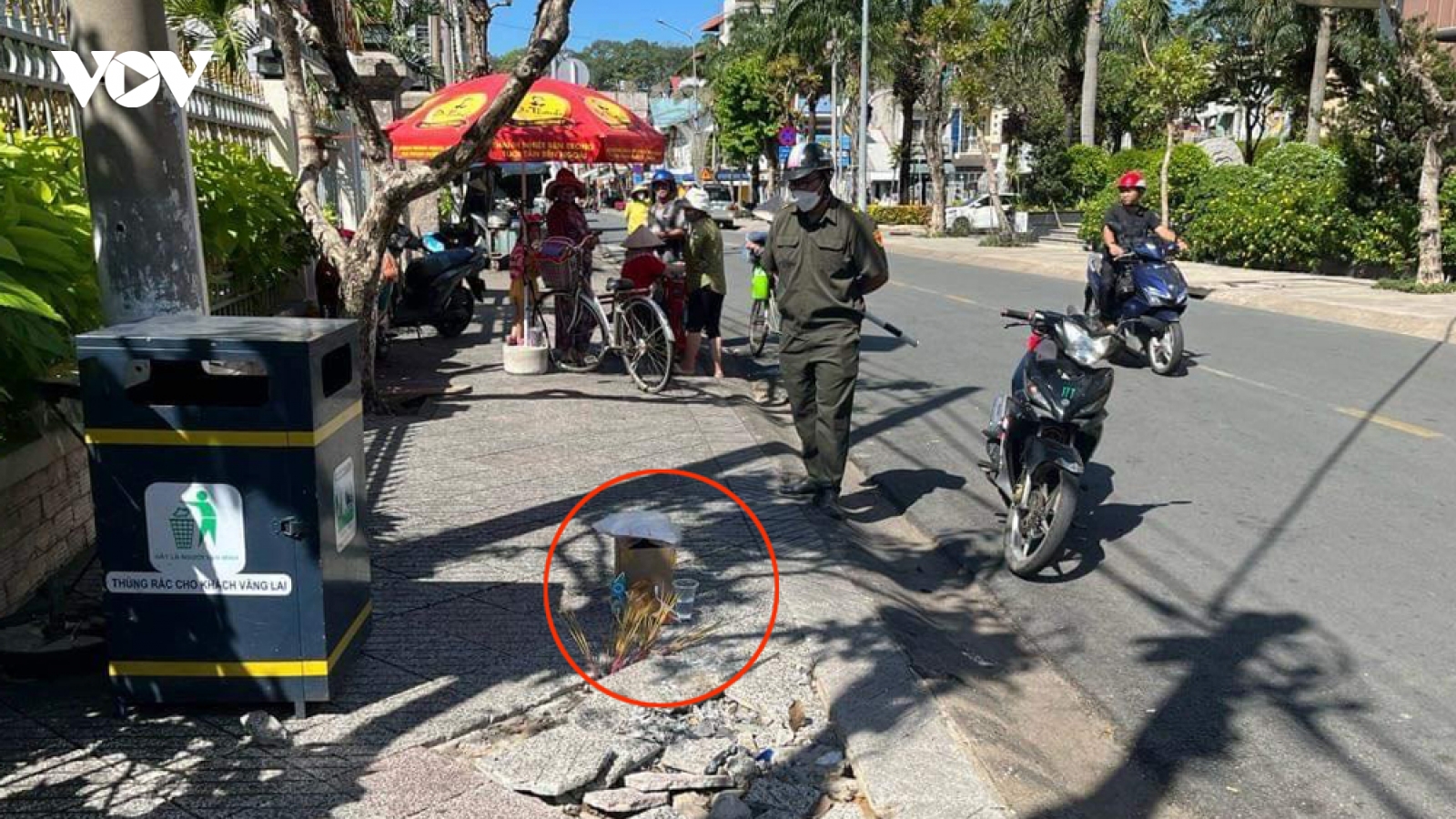 Phát hiện thi thể bé trai sơ sinh trong thùng giấy ở vỉa hè