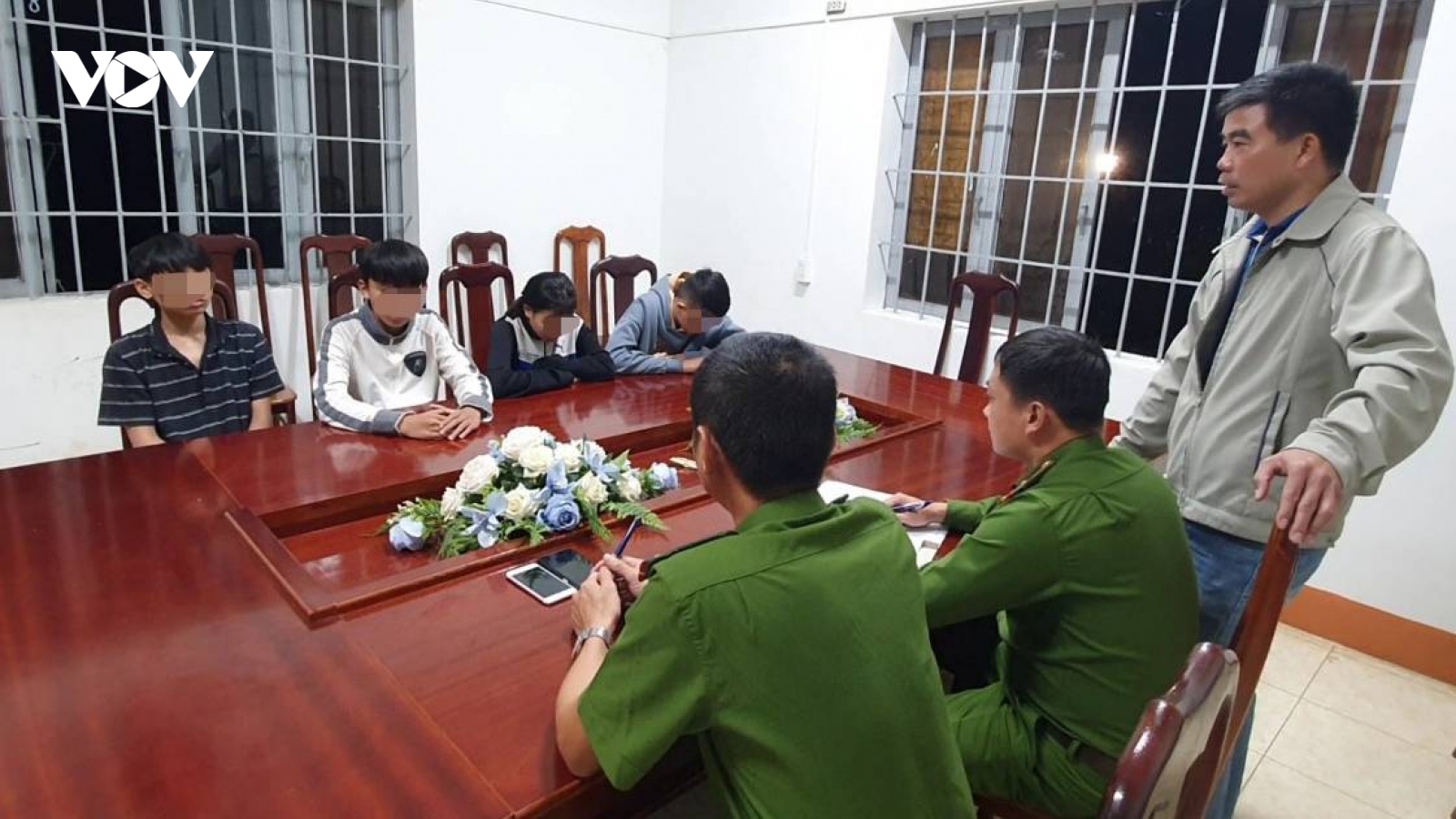 Nhóm thiếu niên liên tiếp gây ra 10 vụ trộm