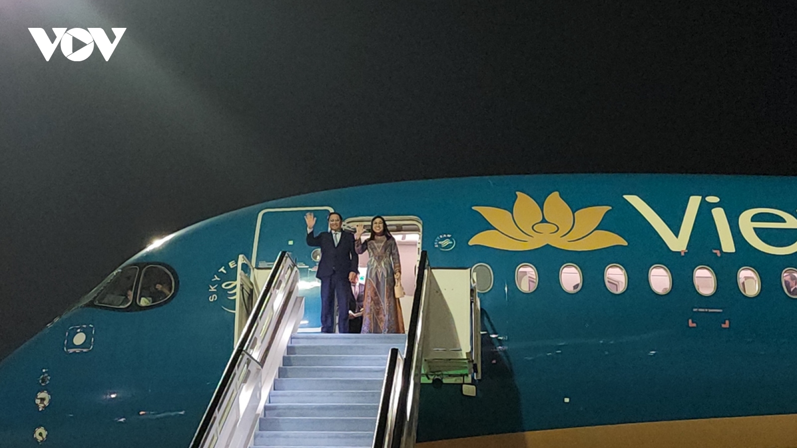 Thủ tướng và Phu nhân đến Dubai bắt đầu chuyến công tác tham dự Hội nghị COP28