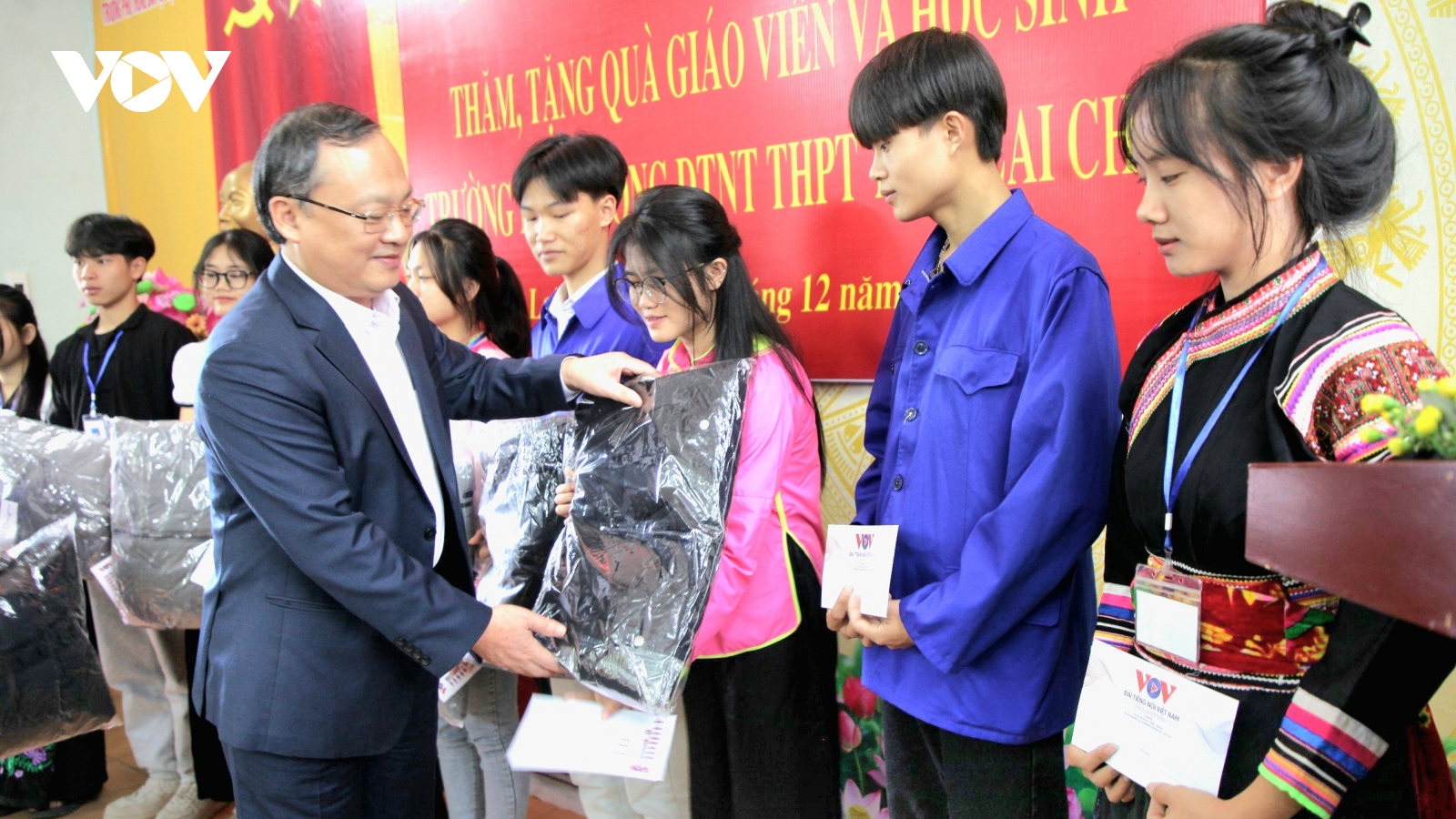 Tổng Giám đốc VOV tặng quà cho học sinh dân tộc nội trú tỉnh Lai Châu