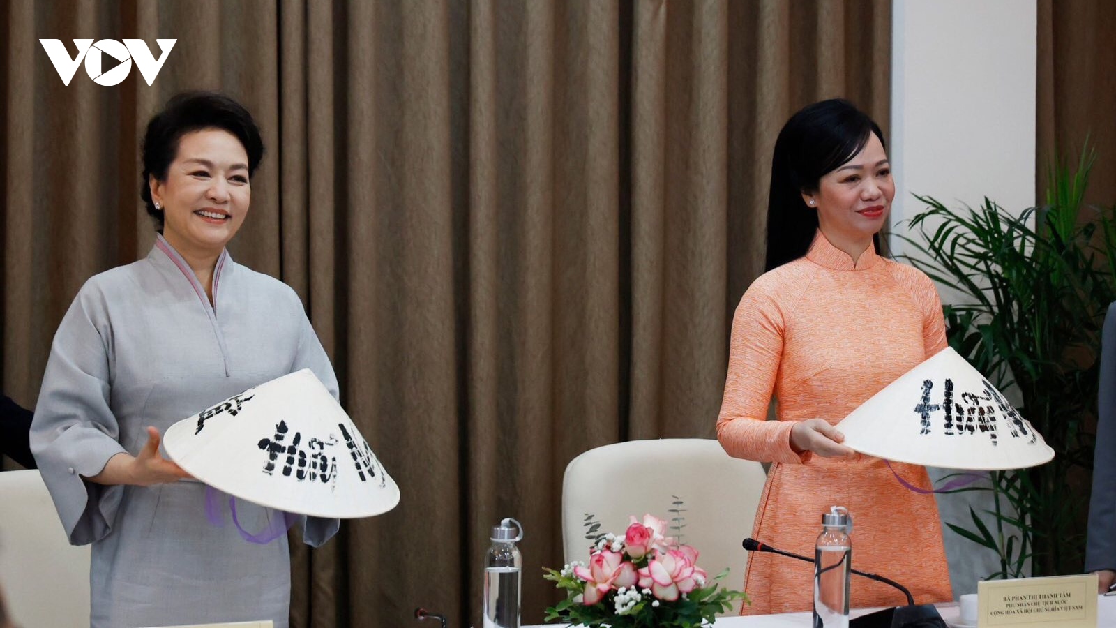 Phu nhân Tổng Bí thư, Chủ tịch nước Trung Quốc giao lưu với sinh viên ĐH Quốc gia Hà Nội